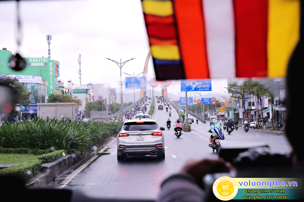 CHƯƠNG TRÌNH PHÁT QUÀ CHO CÁC HỌC SINH VÀ PHÁT TỊNH TÀI CHO CÁC GIÁO VIÊN BỊ ẢNH HƯỞNG THIÊN TAI LŨ LỤT NGÀY 12/11/2020