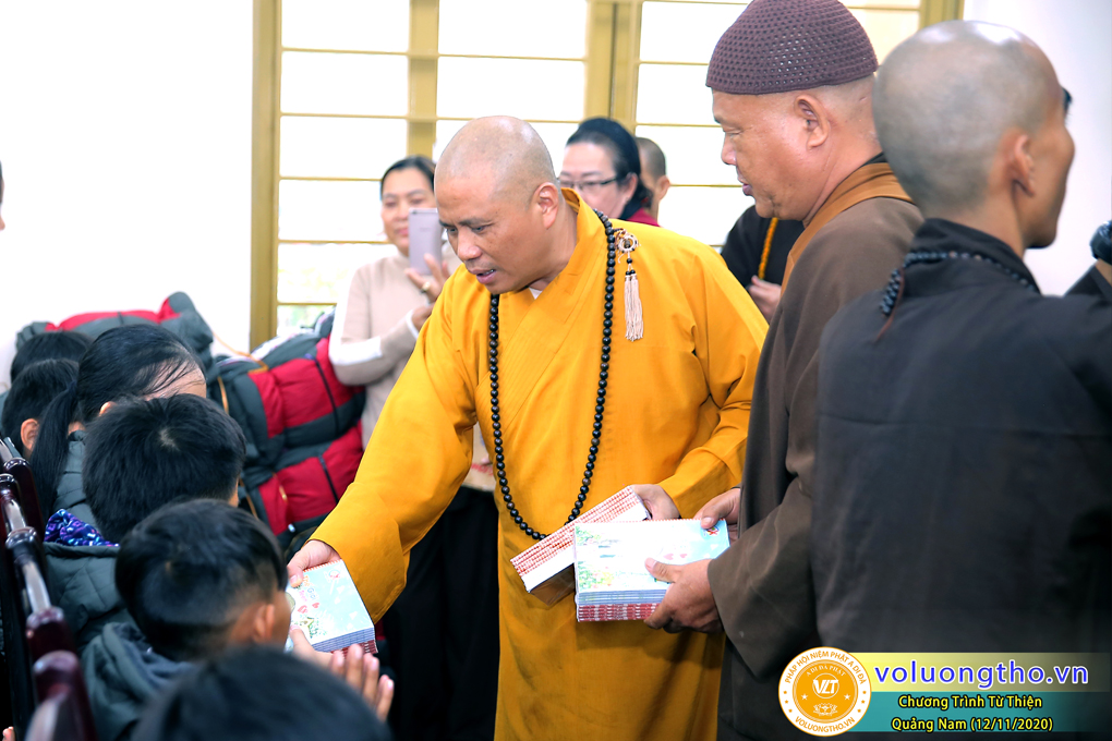 chuong-trinh-phat-qua-cho-cac-hoc-sinh-va-phat-tinh-tai-cho-cac-giao-vien-bi-anh-huong-thien-tai-lu-lut-ngay-12-11-2020-chua-quan-the-am-duc-trong-lam-dong-10.jpg