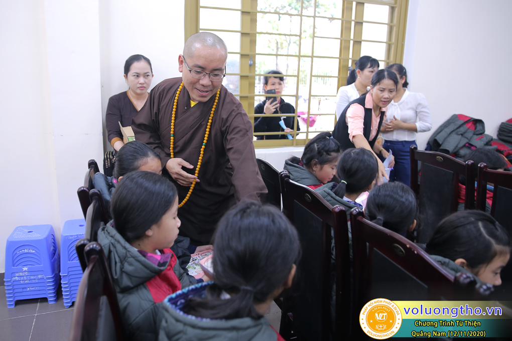 chuong-trinh-phat-qua-cho-cac-hoc-sinh-va-phat-tinh-tai-cho-cac-giao-vien-bi-anh-huong-thien-tai-lu-lut-ngay-12-11-2020-chua-quan-the-am-duc-trong-lam-dong-11.jpg