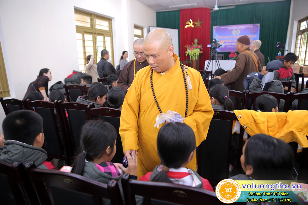 chuong-trinh-phat-qua-cho-cac-hoc-sinh-va-phat-tinh-tai-cho-cac-giao-vien-bi-anh-huong-thien-tai-lu-lut-ngay-12-11-2020-chua-quan-the-am-duc-trong-lam-dong-12.jpg