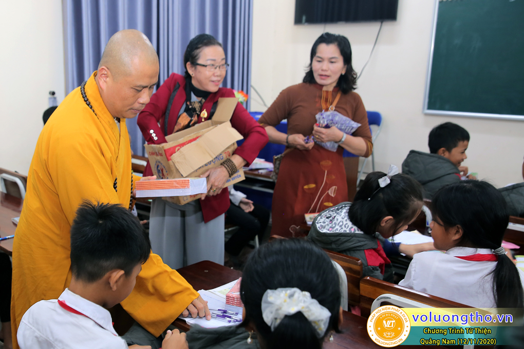 chuong-trinh-phat-qua-cho-cac-hoc-sinh-va-phat-tinh-tai-cho-cac-giao-vien-bi-anh-huong-thien-tai-lu-lut-ngay-12-11-2020-chua-quan-the-am-duc-trong-lam-dong-14.jpg