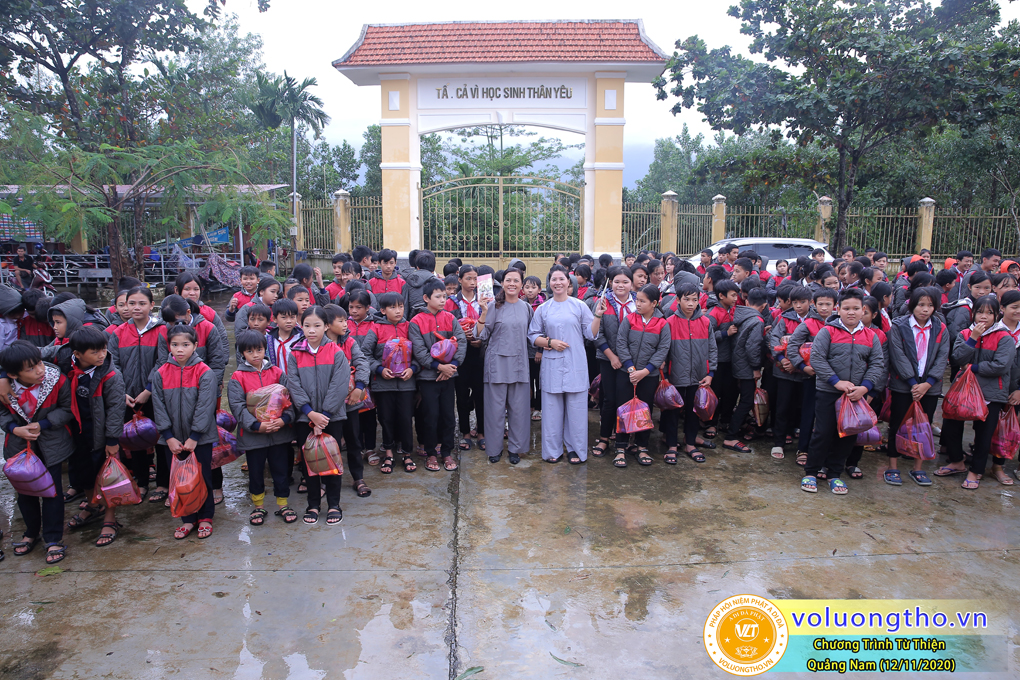 chuong-trinh-phat-qua-cho-cac-hoc-sinh-va-phat-tinh-tai-cho-cac-giao-vien-bi-anh-huong-thien-tai-lu-lut-ngay-12-11-2020-chua-quan-the-am-duc-trong-lam-dong-18.jpg