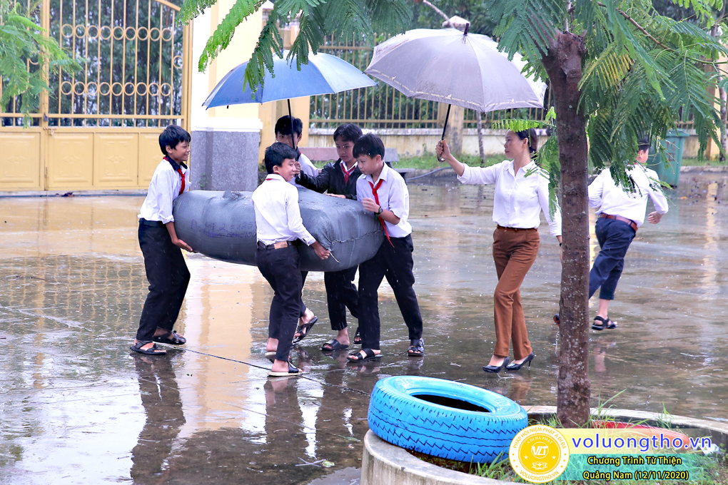 chuong-trinh-phat-qua-cho-cac-hoc-sinh-va-phat-tinh-tai-cho-cac-giao-vien-bi-anh-huong-thien-tai-lu-lut-ngay-12-11-2020-chua-quan-the-am-duc-trong-lam-dong-2.jpg