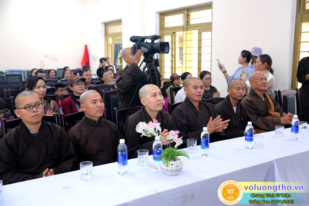 chuong-trinh-phat-qua-cho-cac-hoc-sinh-va-phat-tinh-tai-cho-cac-giao-vien-bi-anh-huong-thien-tai-lu-lut-ngay-12-11-2020-chua-quan-the-am-duc-trong-lam-dong-20.jpg