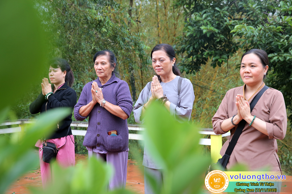 chuong-trinh-phat-qua-cho-cac-hoc-sinh-va-phat-tinh-tai-cho-cac-giao-vien-bi-anh-huong-thien-tai-lu-lut-ngay-12-11-2020-chua-quan-the-am-duc-trong-lam-dong-24.jpg