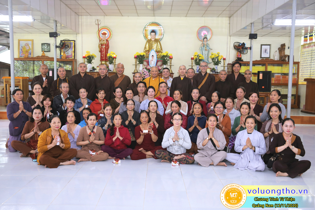 chuong-trinh-phat-qua-cho-cac-hoc-sinh-va-phat-tinh-tai-cho-cac-giao-vien-bi-anh-huong-thien-tai-lu-lut-ngay-12-11-2020-chua-quan-the-am-duc-trong-lam-dong-25.jpg