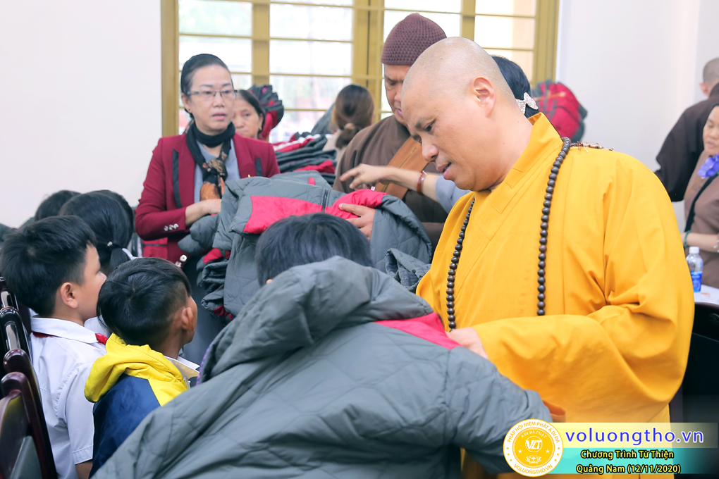 chuong-trinh-phat-qua-cho-cac-hoc-sinh-va-phat-tinh-tai-cho-cac-giao-vien-bi-anh-huong-thien-tai-lu-lut-ngay-12-11-2020-chua-quan-the-am-duc-trong-lam-dong-3.jpg