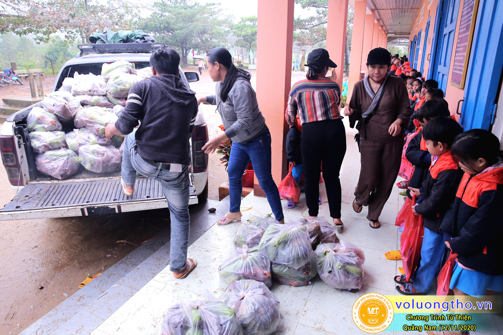 chuong-trinh-phat-qua-cho-cac-hoc-sinh-va-phat-tinh-tai-cho-cac-giao-vien-bi-anh-huong-thien-tai-lu-lut-ngay-12-11-2020-chua-quan-the-am-duc-trong-lam-dong-36.jpg
