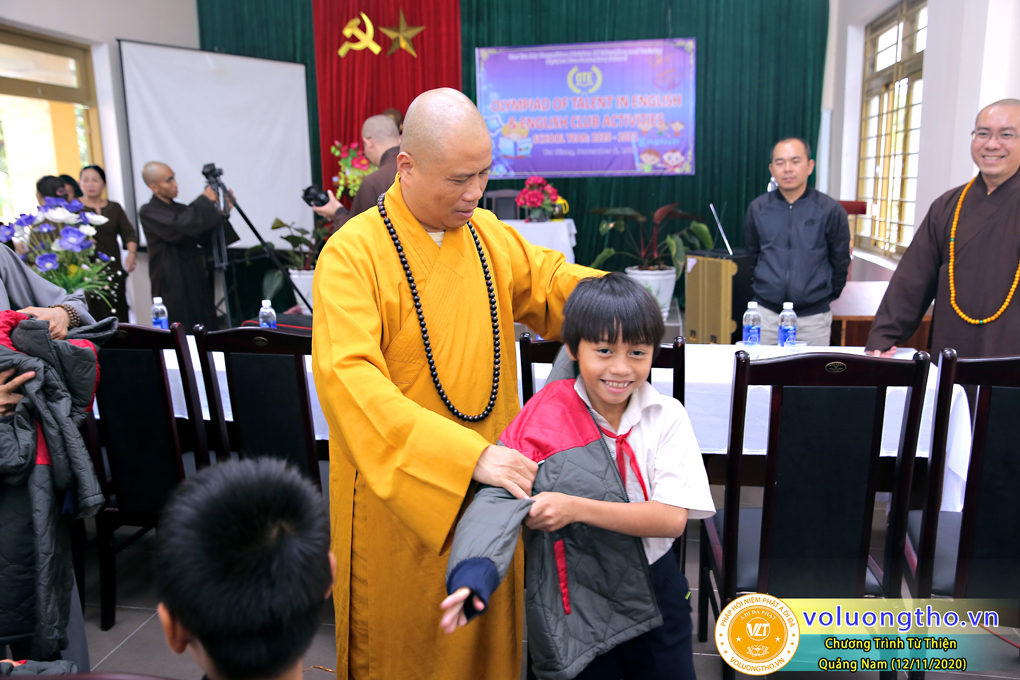 chuong-trinh-phat-qua-cho-cac-hoc-sinh-va-phat-tinh-tai-cho-cac-giao-vien-bi-anh-huong-thien-tai-lu-lut-ngay-12-11-2020-chua-quan-the-am-duc-trong-lam-dong-4.jpg