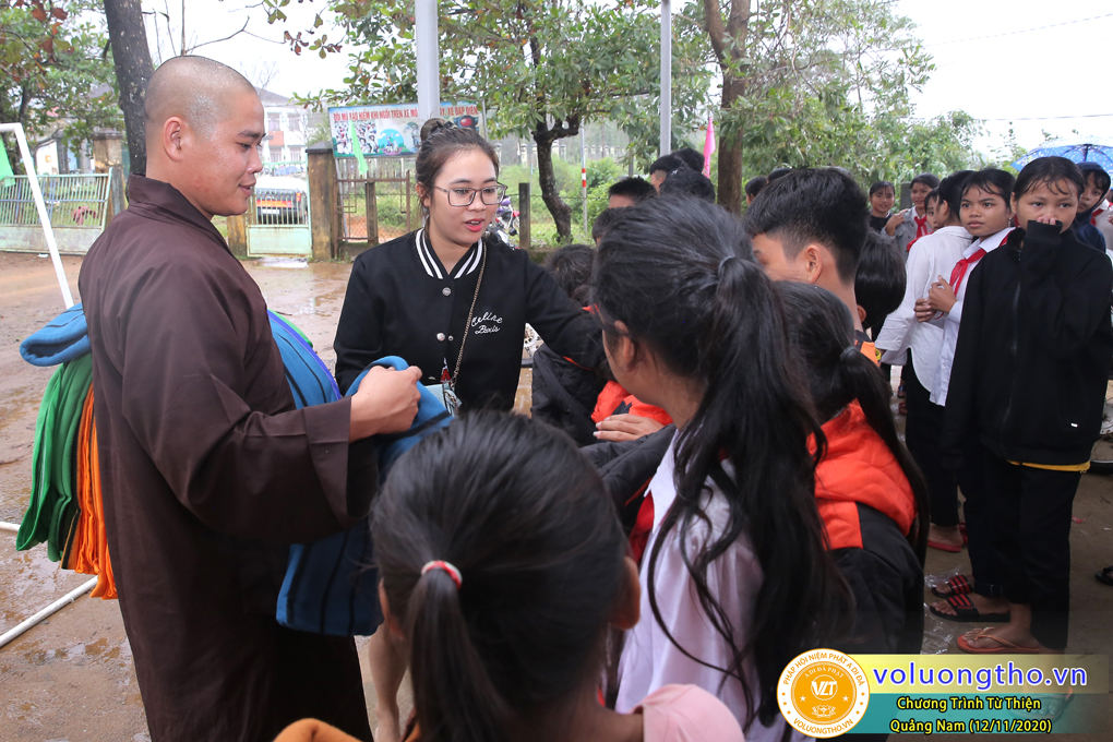 chuong-trinh-phat-qua-cho-cac-hoc-sinh-va-phat-tinh-tai-cho-cac-giao-vien-bi-anh-huong-thien-tai-lu-lut-ngay-12-11-2020-chua-quan-the-am-duc-trong-lam-dong-40.jpg