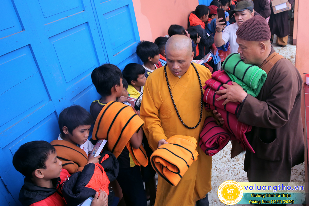 chuong-trinh-phat-qua-cho-cac-hoc-sinh-va-phat-tinh-tai-cho-cac-giao-vien-bi-anh-huong-thien-tai-lu-lut-ngay-12-11-2020-chua-quan-the-am-duc-trong-lam-dong-41.jpg