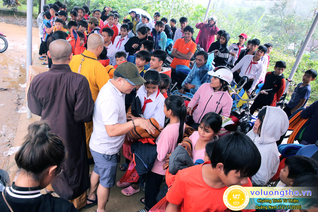chuong-trinh-phat-qua-cho-cac-hoc-sinh-va-phat-tinh-tai-cho-cac-giao-vien-bi-anh-huong-thien-tai-lu-lut-ngay-12-11-2020-chua-quan-the-am-duc-trong-lam-dong-42.jpg