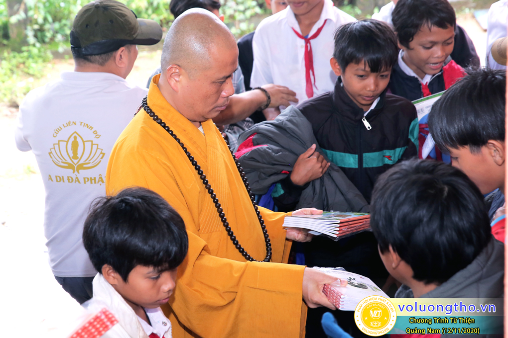 chuong-trinh-phat-qua-cho-cac-hoc-sinh-va-phat-tinh-tai-cho-cac-giao-vien-bi-anh-huong-thien-tai-lu-lut-ngay-12-11-2020-chua-quan-the-am-duc-trong-lam-dong-43.jpg