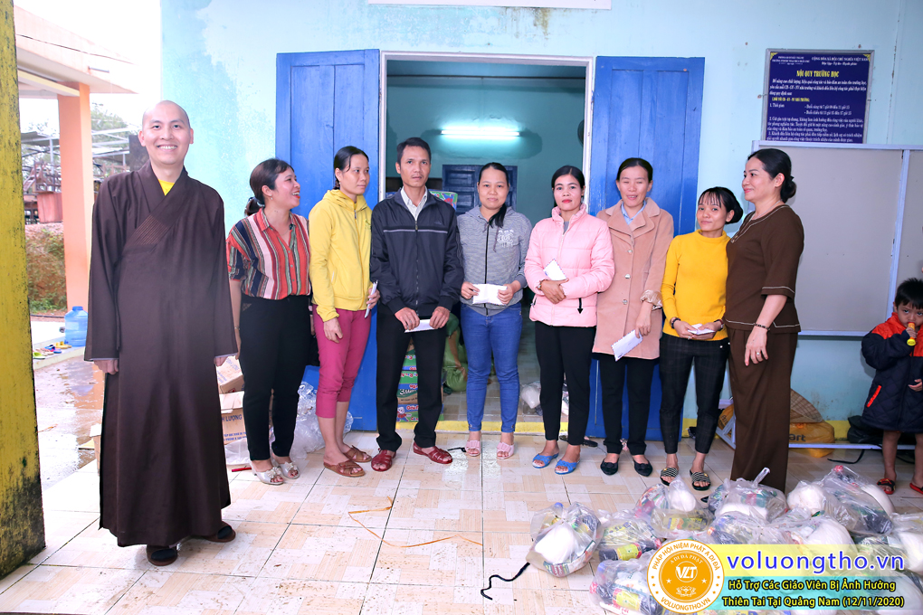 chuong-trinh-phat-qua-cho-cac-hoc-sinh-va-phat-tinh-tai-cho-cac-giao-vien-bi-anh-huong-thien-tai-lu-lut-ngay-12-11-2020-chua-quan-the-am-duc-trong-lam-dong-47.jpg