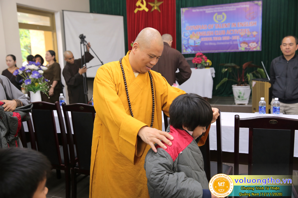 chuong-trinh-phat-qua-cho-cac-hoc-sinh-va-phat-tinh-tai-cho-cac-giao-vien-bi-anh-huong-thien-tai-lu-lut-ngay-12-11-2020-chua-quan-the-am-duc-trong-lam-dong-5.jpg