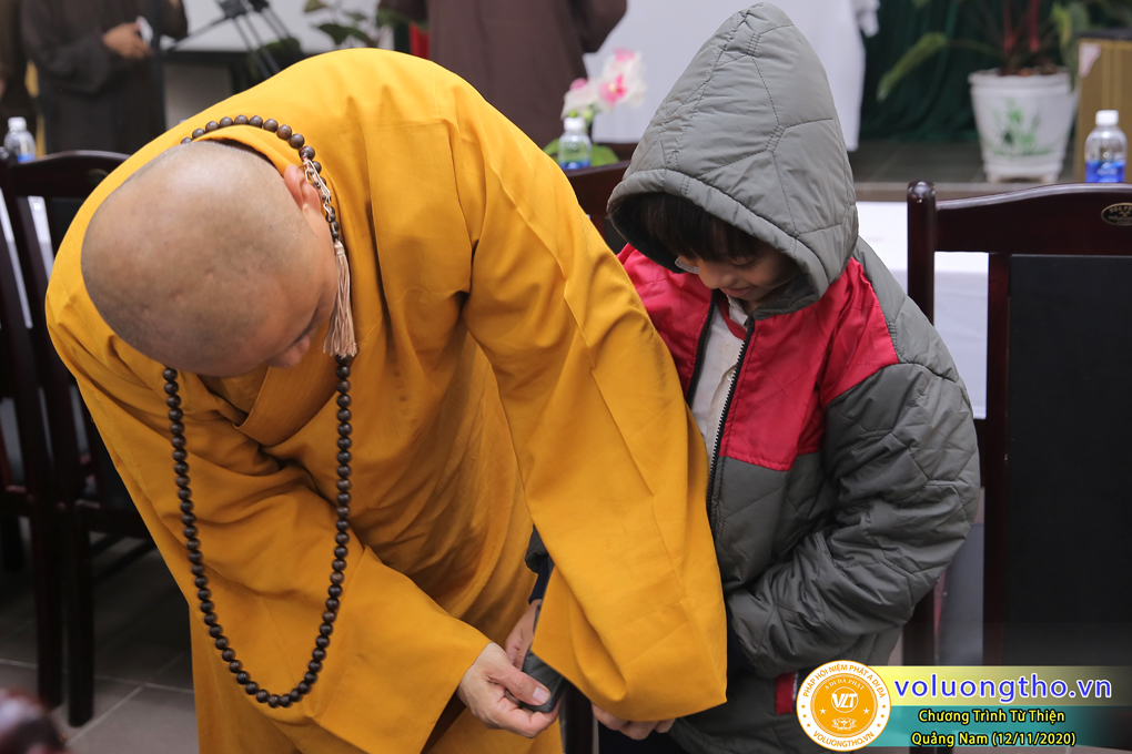 chuong-trinh-phat-qua-cho-cac-hoc-sinh-va-phat-tinh-tai-cho-cac-giao-vien-bi-anh-huong-thien-tai-lu-lut-ngay-12-11-2020-chua-quan-the-am-duc-trong-lam-dong-6.jpg