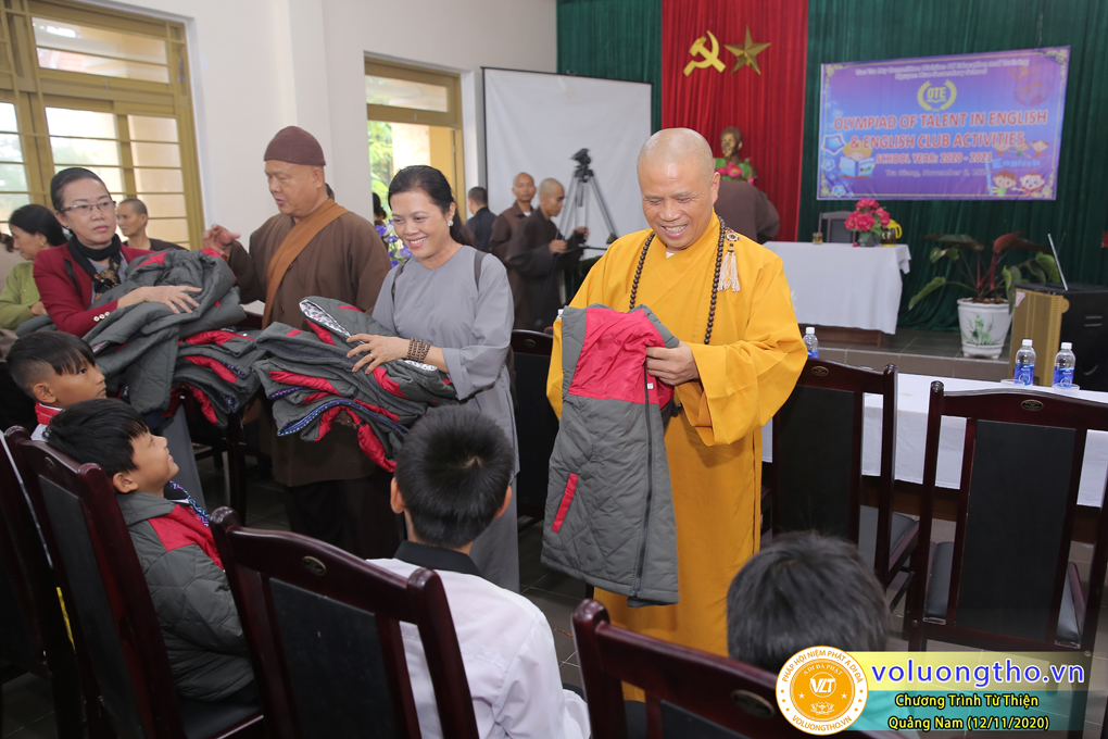 chuong-trinh-phat-qua-cho-cac-hoc-sinh-va-phat-tinh-tai-cho-cac-giao-vien-bi-anh-huong-thien-tai-lu-lut-ngay-12-11-2020-chua-quan-the-am-duc-trong-lam-dong-7.jpg