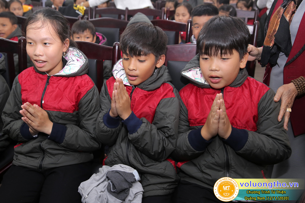 chuong-trinh-phat-qua-cho-cac-hoc-sinh-va-phat-tinh-tai-cho-cac-giao-vien-bi-anh-huong-thien-tai-lu-lut-ngay-12-11-2020-chua-quan-the-am-duc-trong-lam-dong-9.jpg
