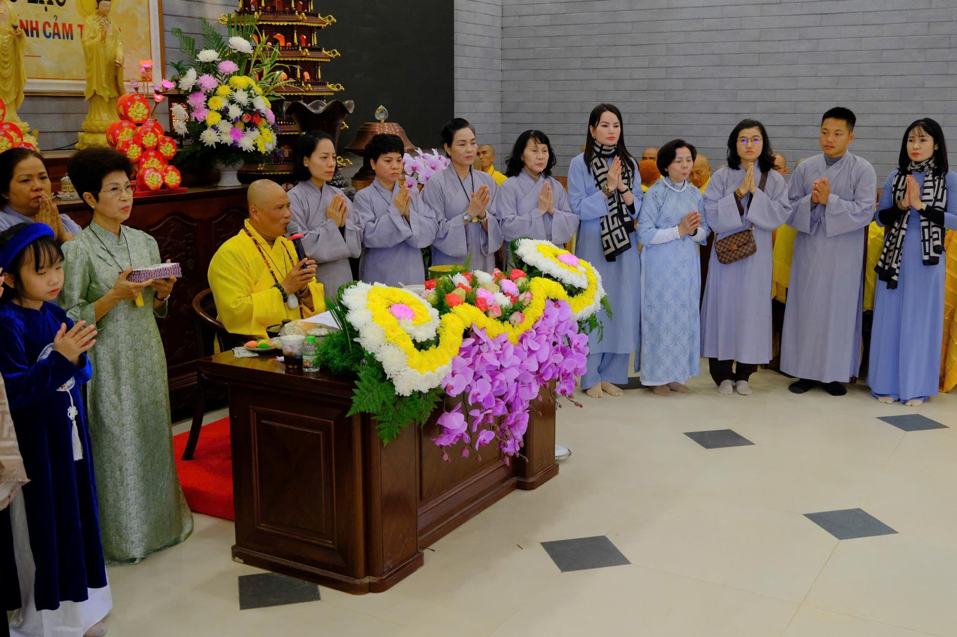 cung-duong-trai-tang-le-tat-nien-2024-chua-quan-the-am-ngay-20-12-giap-thin-al-chua-quan-the-am-duc-trong-lam-dong-10.jpg