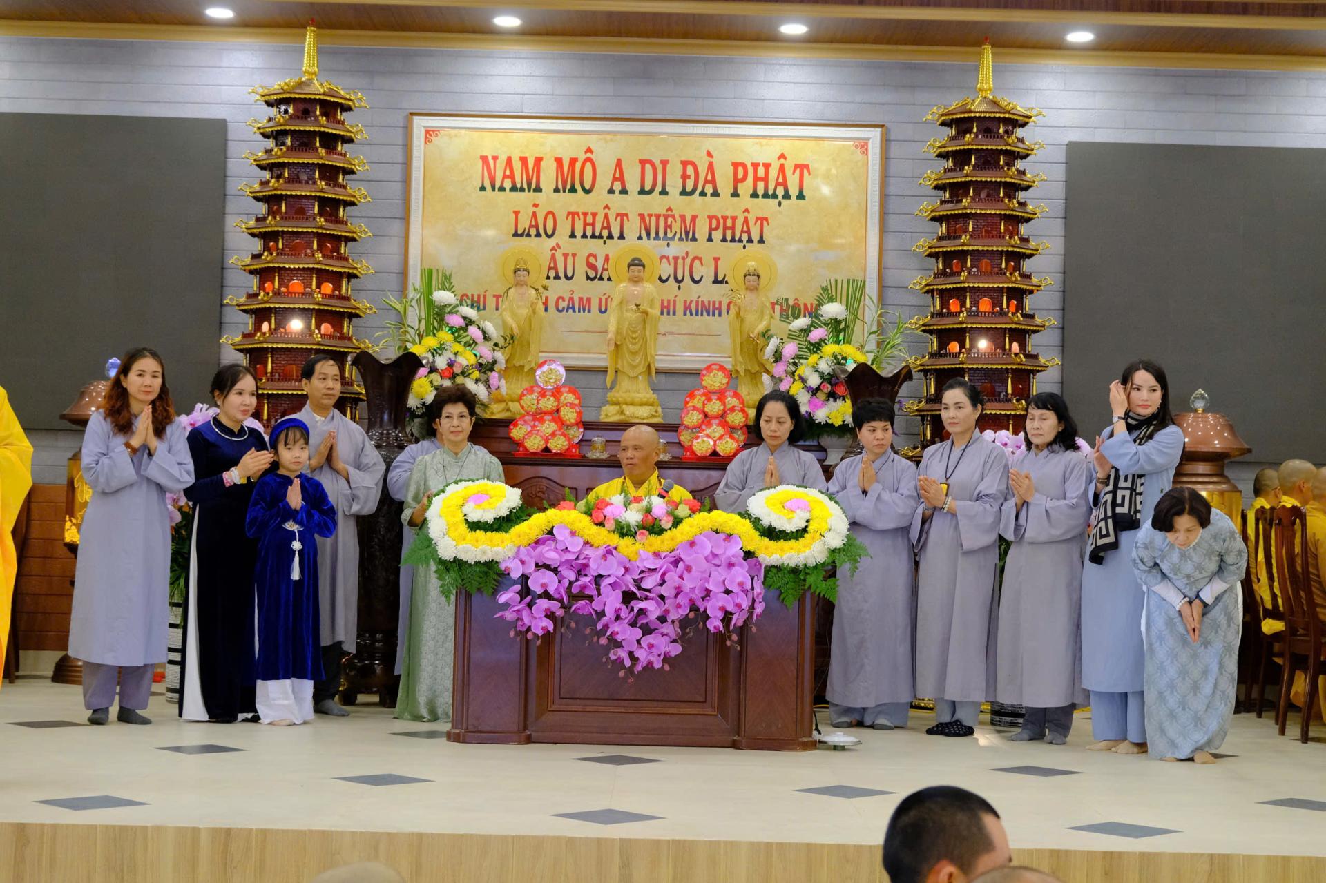 cung-duong-trai-tang-le-tat-nien-2024-chua-quan-the-am-ngay-20-12-giap-thin-al-chua-quan-the-am-duc-trong-lam-dong-13.jpg