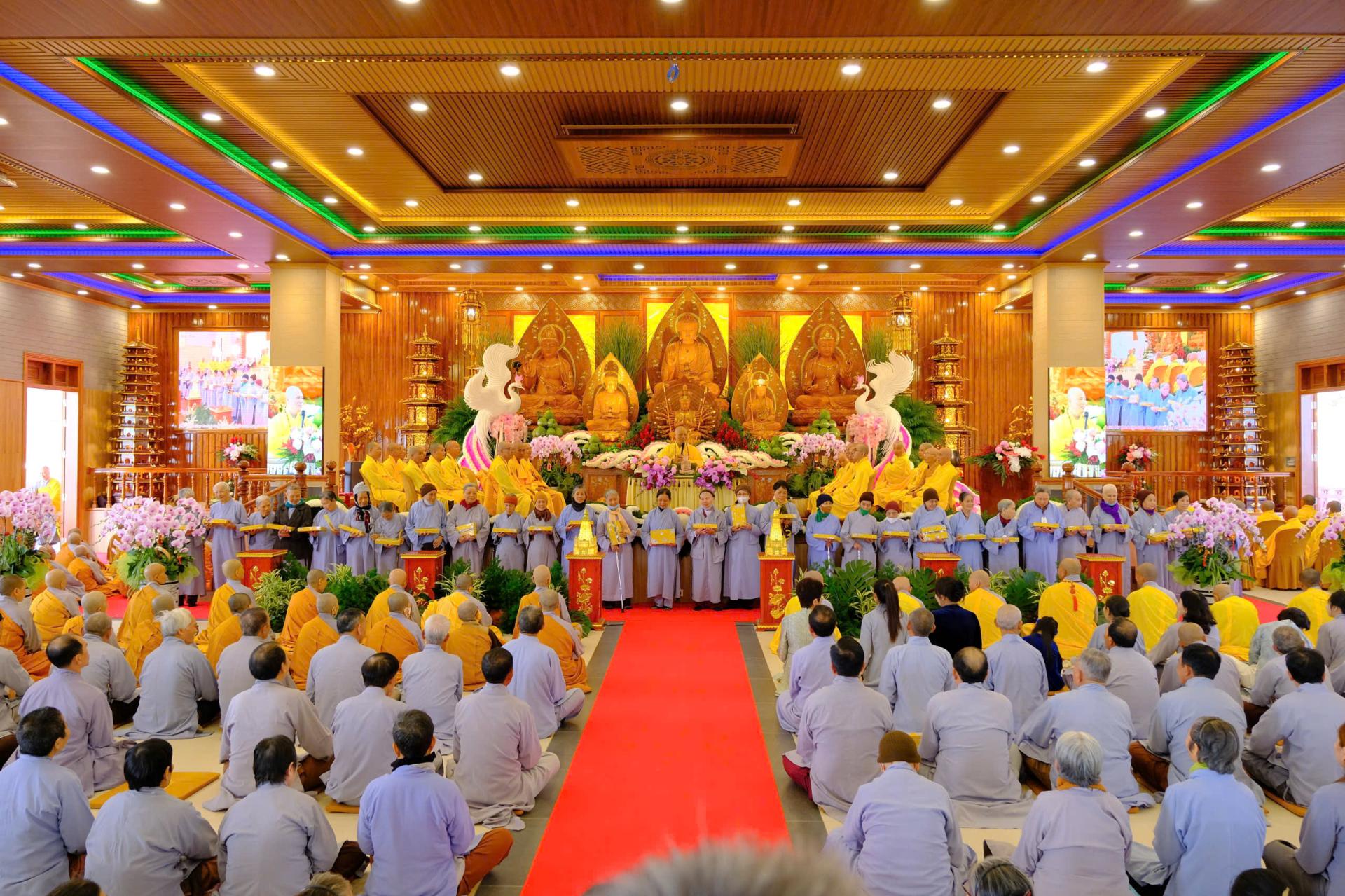 cung-duong-trai-tang-le-tat-nien-2024-chua-quan-the-am-ngay-20-12-giap-thin-al-chua-quan-the-am-duc-trong-lam-dong-14.jpg