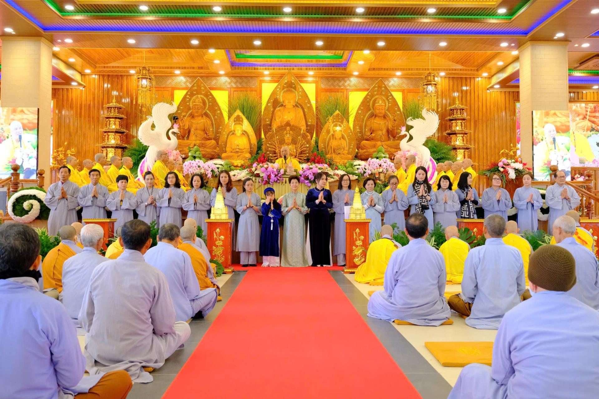 cung-duong-trai-tang-le-tat-nien-2024-chua-quan-the-am-ngay-20-12-giap-thin-al-chua-quan-the-am-duc-trong-lam-dong-15.jpg