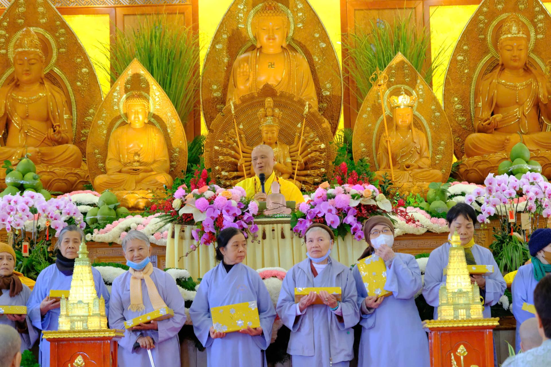 cung-duong-trai-tang-le-tat-nien-2024-chua-quan-the-am-ngay-20-12-giap-thin-al-chua-quan-the-am-duc-trong-lam-dong-19.jpg