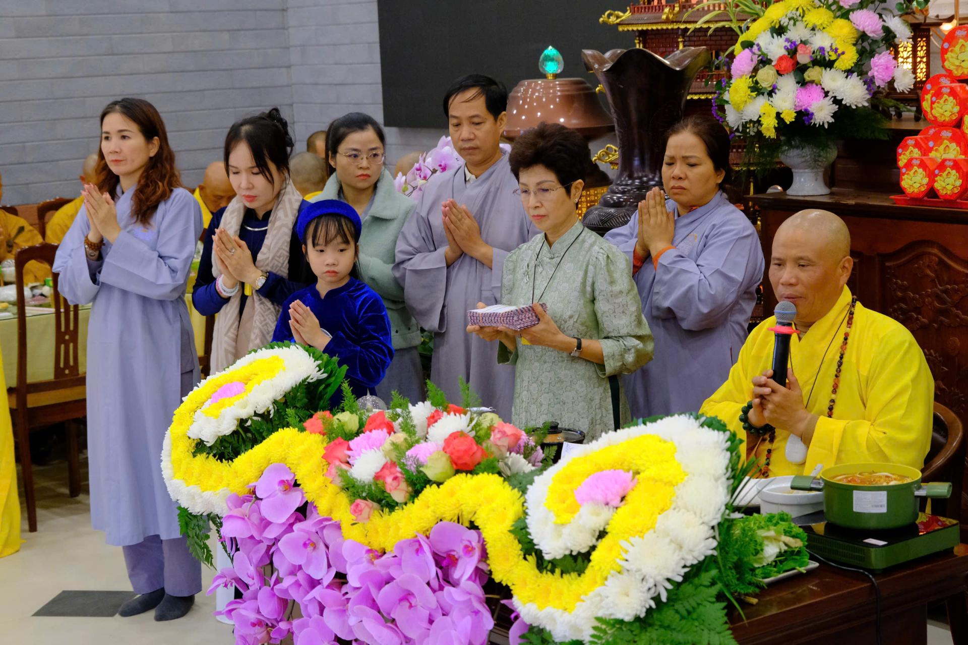 cung-duong-trai-tang-le-tat-nien-2024-chua-quan-the-am-ngay-20-12-giap-thin-al-chua-quan-the-am-duc-trong-lam-dong-2.jpg