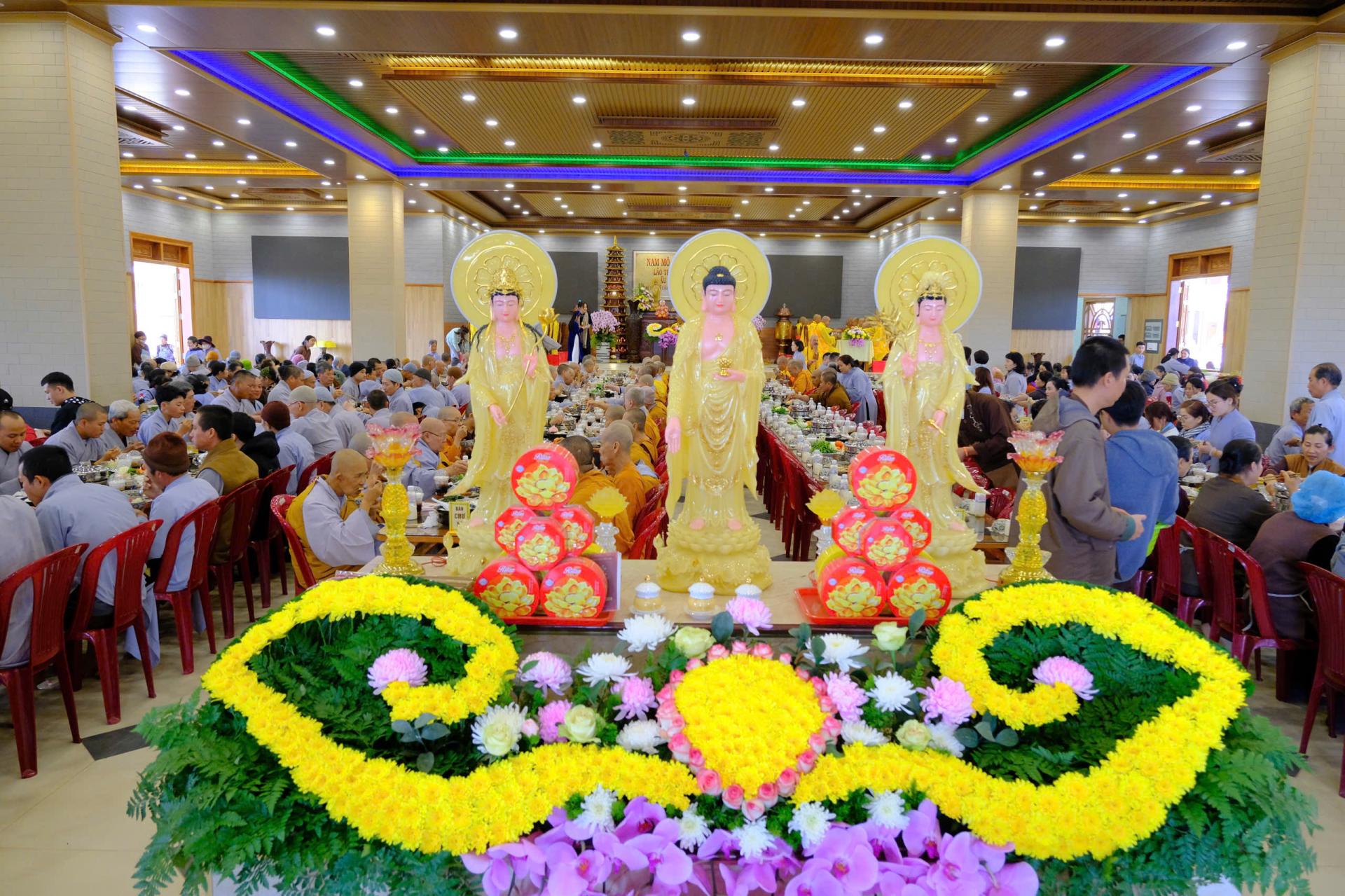 cung-duong-trai-tang-le-tat-nien-2024-chua-quan-the-am-ngay-20-12-giap-thin-al-chua-quan-the-am-duc-trong-lam-dong-22.jpg