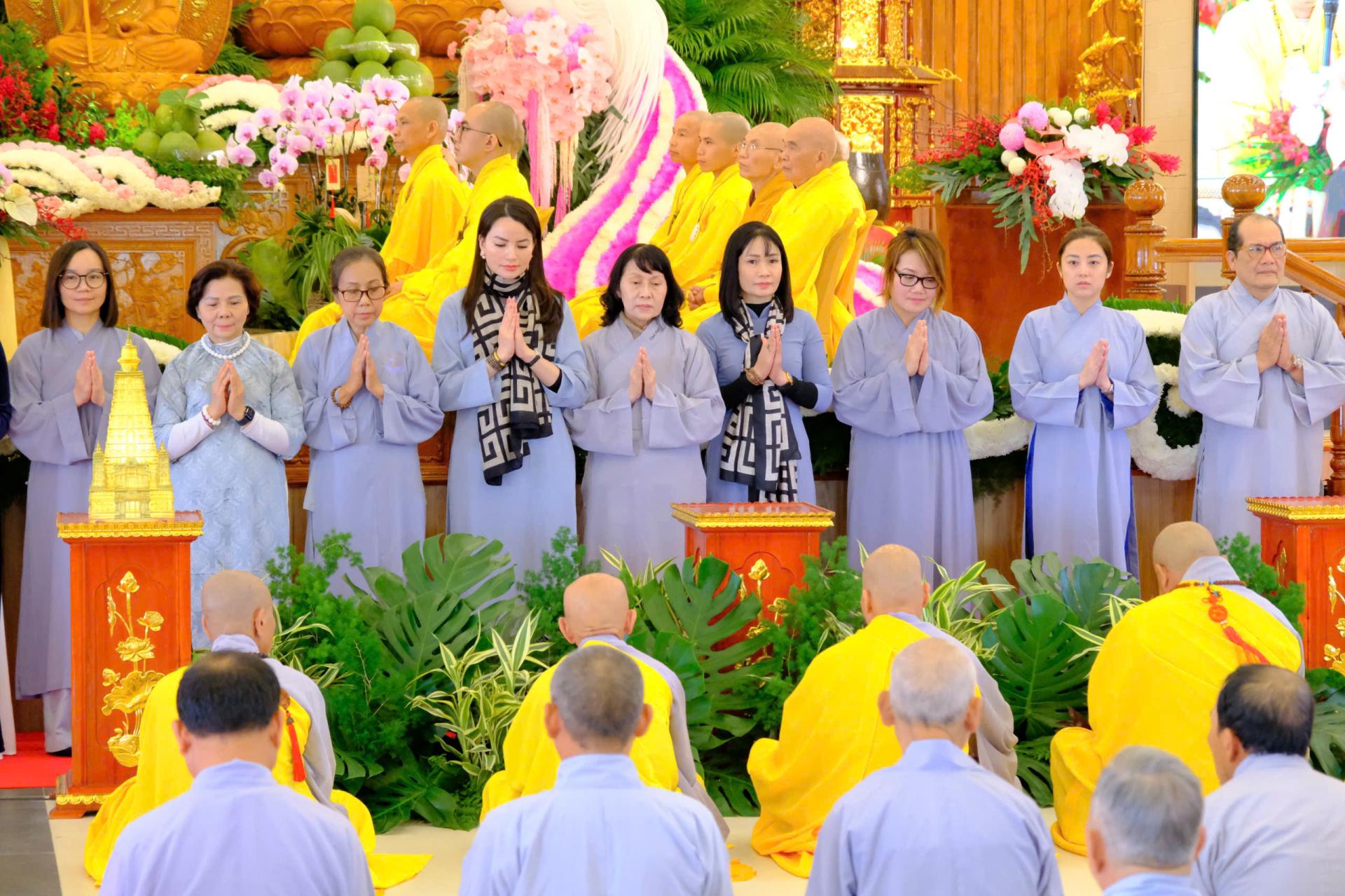 cung-duong-trai-tang-le-tat-nien-2024-chua-quan-the-am-ngay-20-12-giap-thin-al-chua-quan-the-am-duc-trong-lam-dong-23.jpg