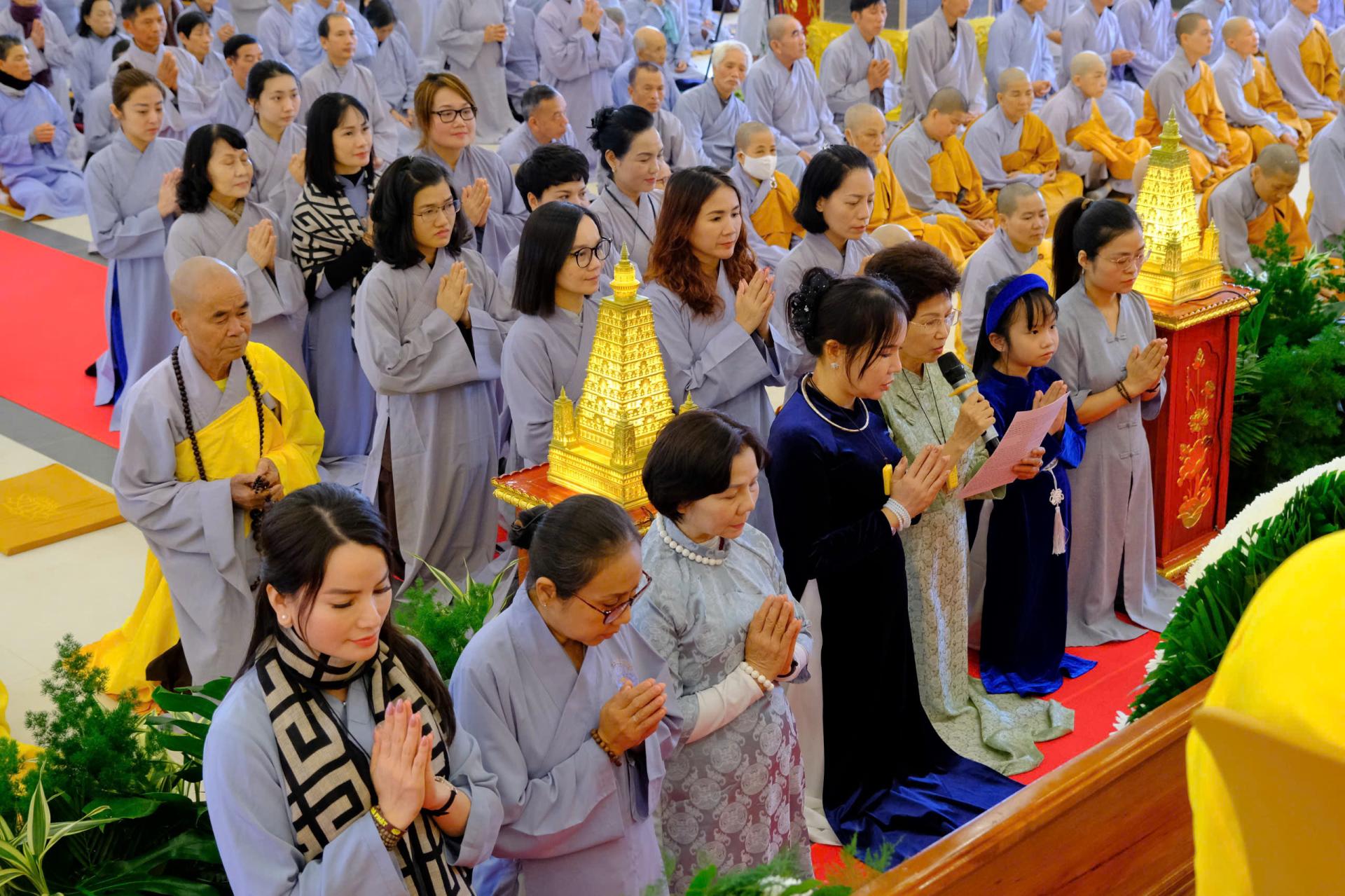 cung-duong-trai-tang-le-tat-nien-2024-chua-quan-the-am-ngay-20-12-giap-thin-al-chua-quan-the-am-duc-trong-lam-dong-25.jpg