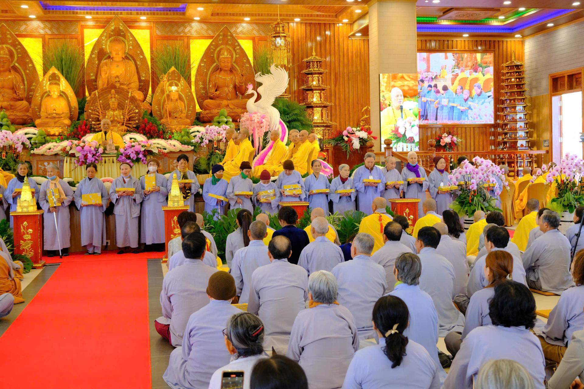 cung-duong-trai-tang-le-tat-nien-2024-chua-quan-the-am-ngay-20-12-giap-thin-al-chua-quan-the-am-duc-trong-lam-dong-26.jpg