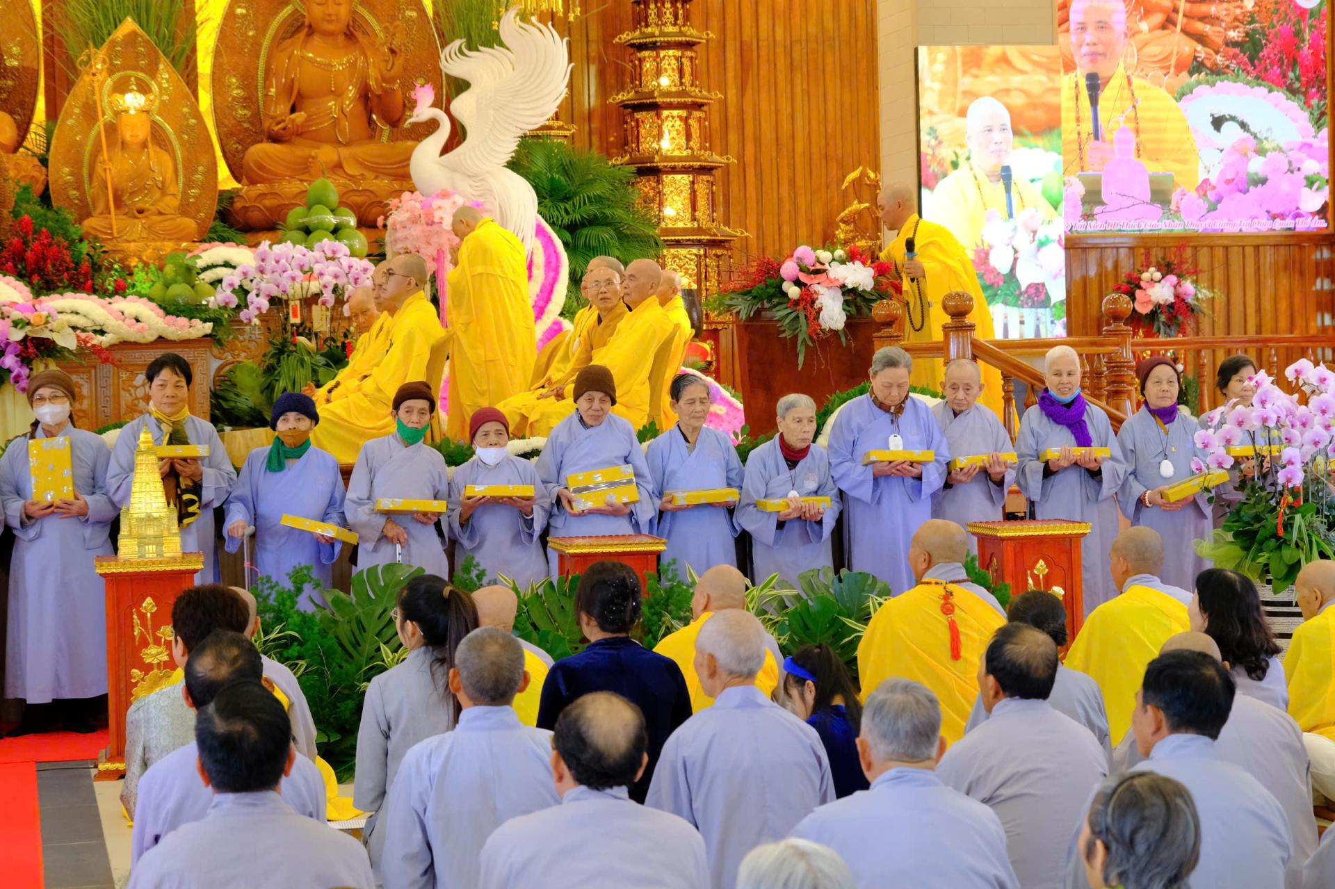 cung-duong-trai-tang-le-tat-nien-2024-chua-quan-the-am-ngay-20-12-giap-thin-al-chua-quan-the-am-duc-trong-lam-dong-27.jpg