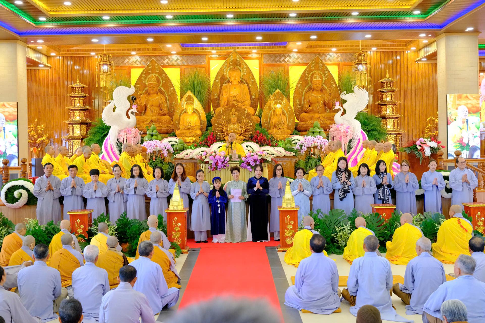 cung-duong-trai-tang-le-tat-nien-2024-chua-quan-the-am-ngay-20-12-giap-thin-al-chua-quan-the-am-duc-trong-lam-dong-30.jpg