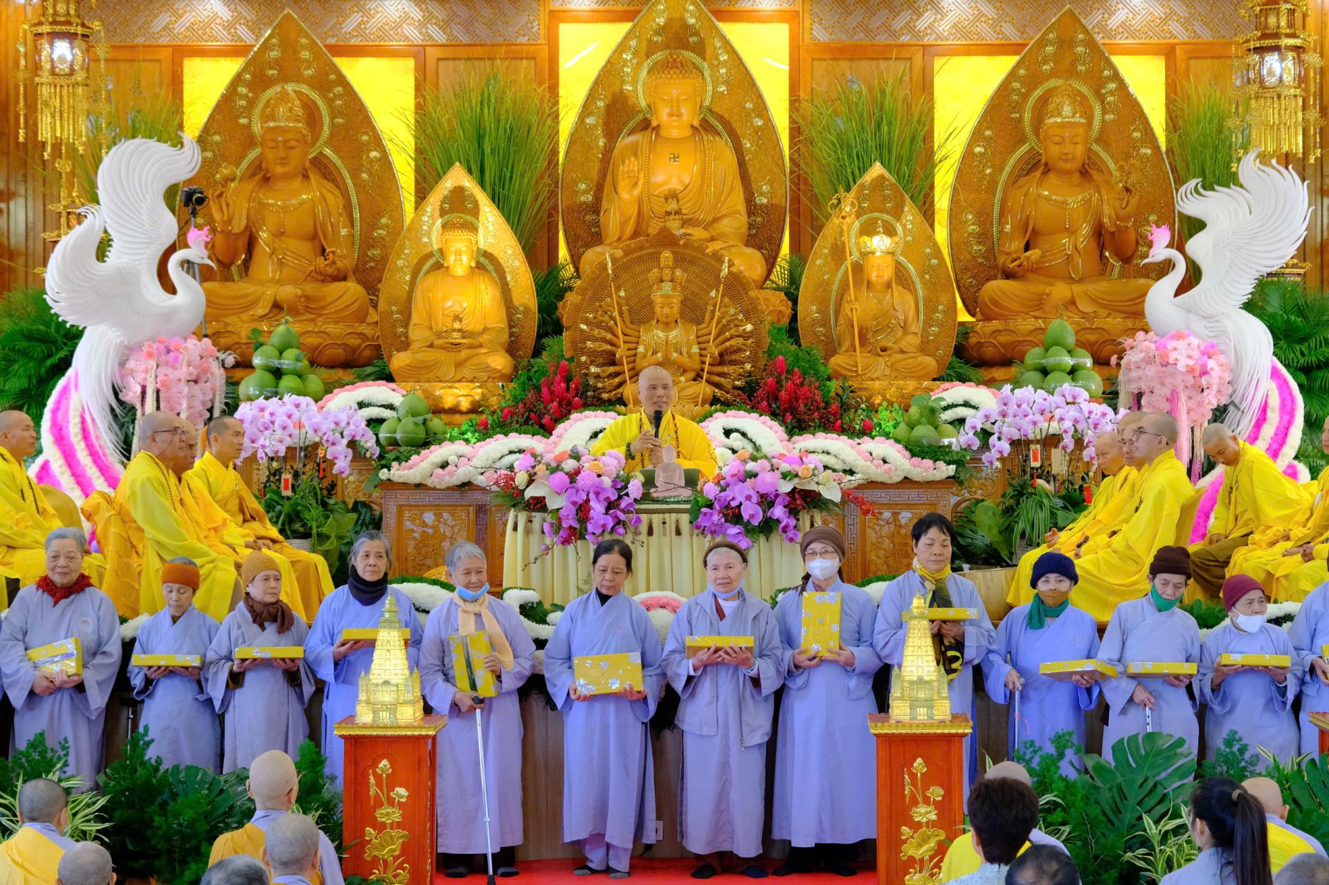 cung-duong-trai-tang-le-tat-nien-2024-chua-quan-the-am-ngay-20-12-giap-thin-al-chua-quan-the-am-duc-trong-lam-dong-31.jpg