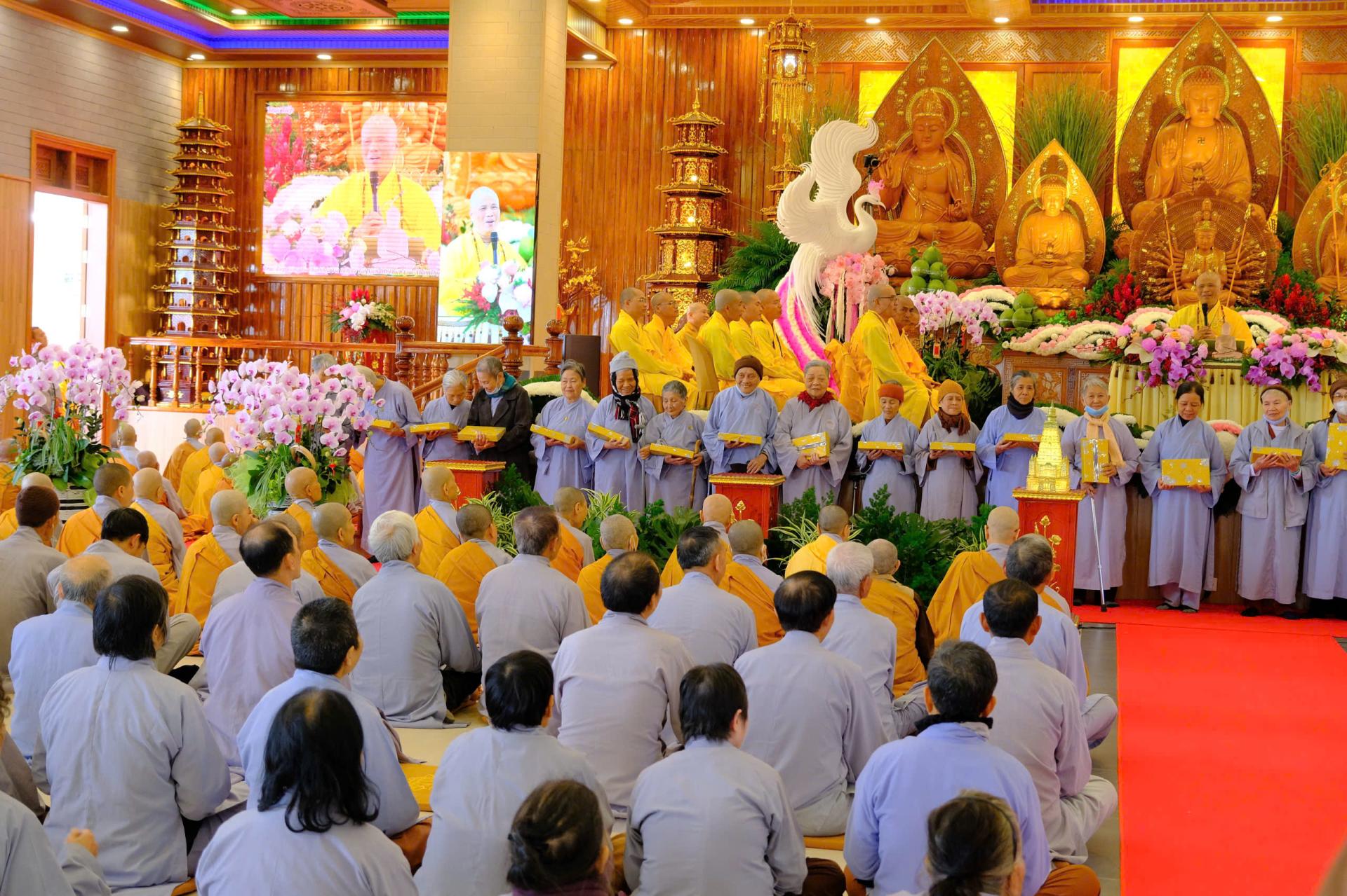 cung-duong-trai-tang-le-tat-nien-2024-chua-quan-the-am-ngay-20-12-giap-thin-al-chua-quan-the-am-duc-trong-lam-dong-32.jpg