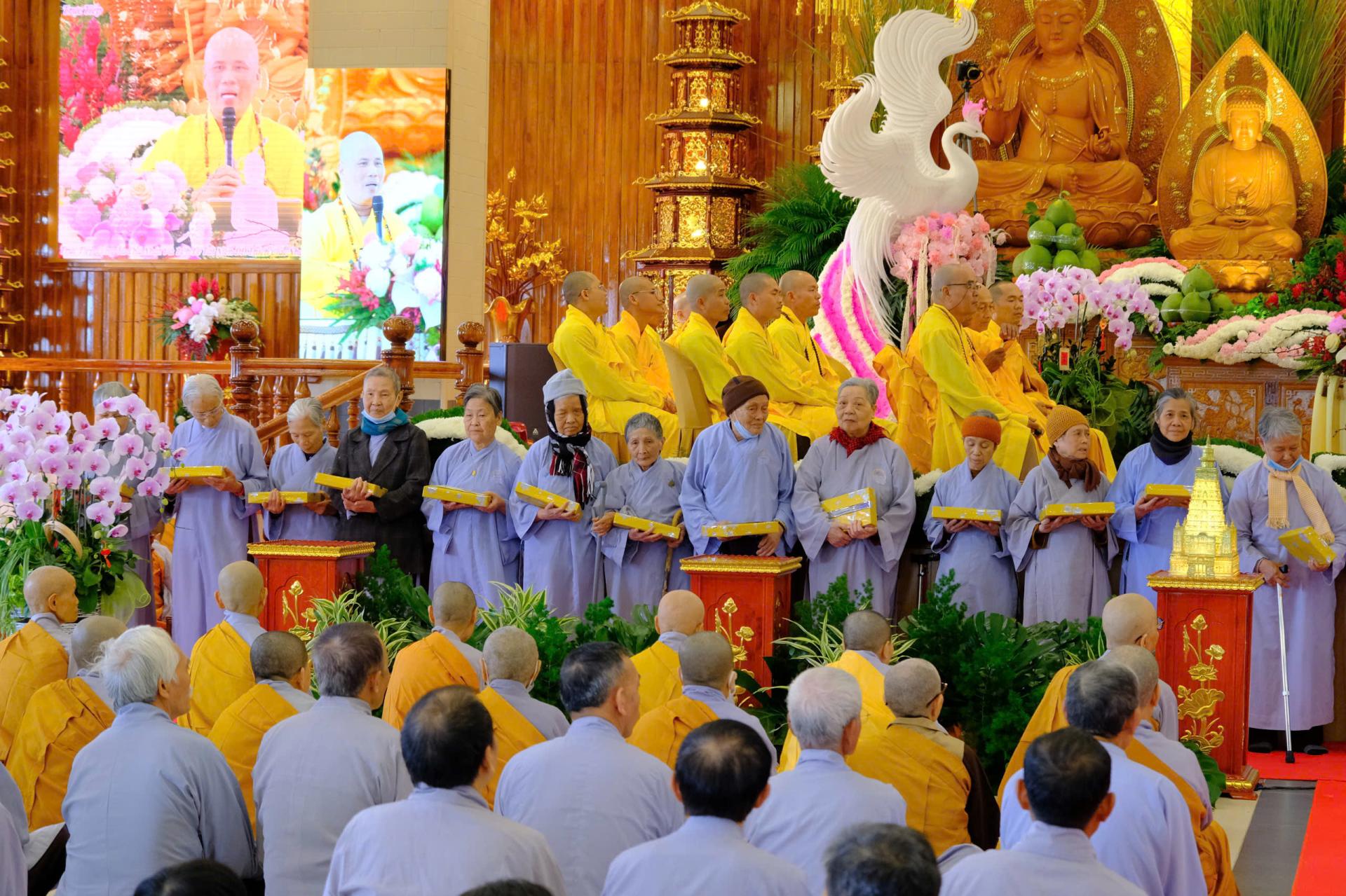 cung-duong-trai-tang-le-tat-nien-2024-chua-quan-the-am-ngay-20-12-giap-thin-al-chua-quan-the-am-duc-trong-lam-dong-4.jpg