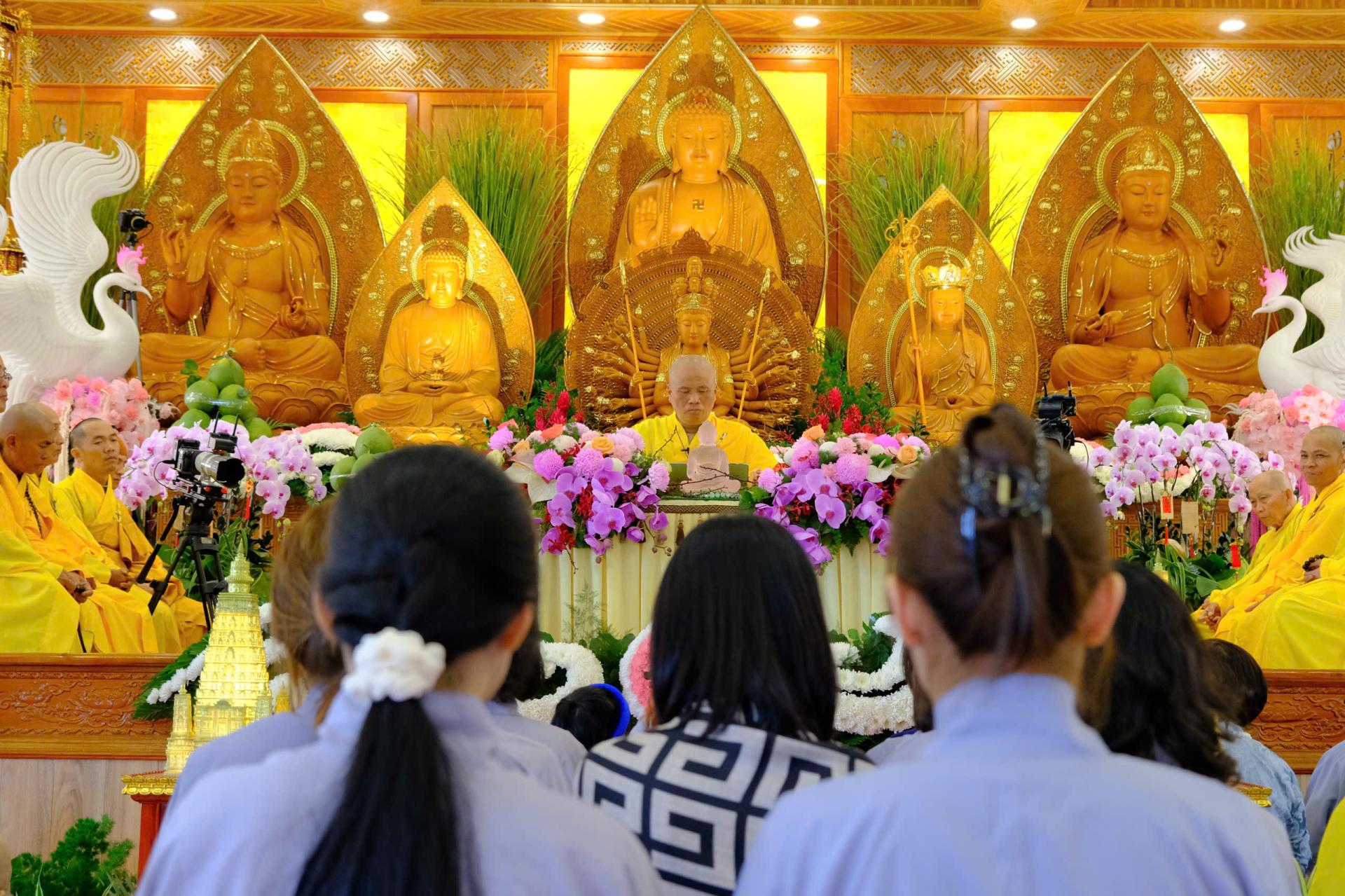 cung-duong-trai-tang-le-tat-nien-2024-chua-quan-the-am-ngay-20-12-giap-thin-al-chua-quan-the-am-duc-trong-lam-dong-5.jpg