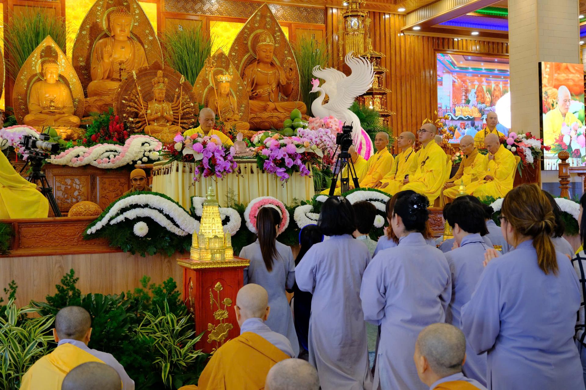 cung-duong-trai-tang-le-tat-nien-2024-chua-quan-the-am-ngay-20-12-giap-thin-al-chua-quan-the-am-duc-trong-lam-dong-6.jpg
