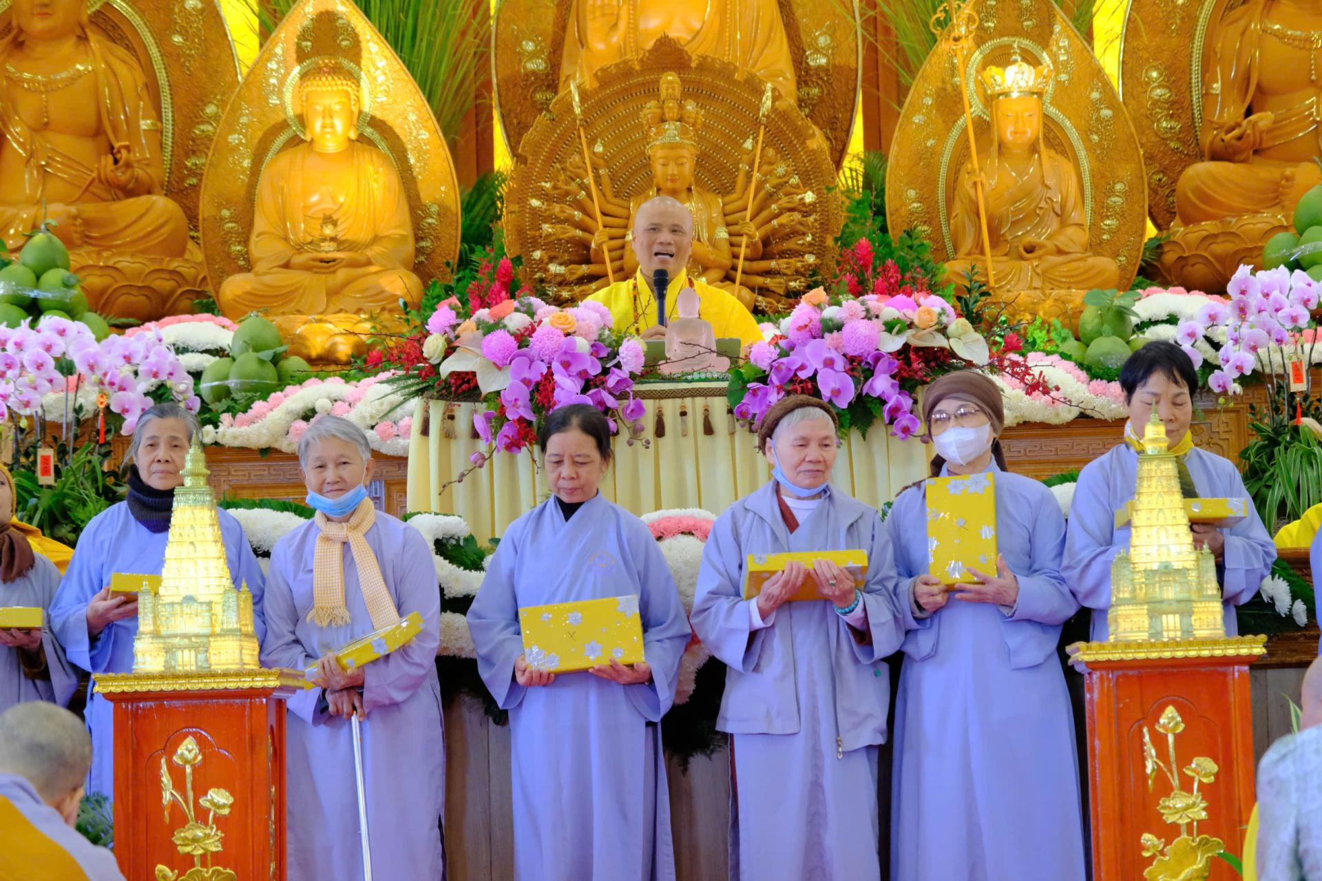 cung-duong-trai-tang-le-tat-nien-2024-chua-quan-the-am-ngay-20-12-giap-thin-al-chua-quan-the-am-duc-trong-lam-dong-7.jpg