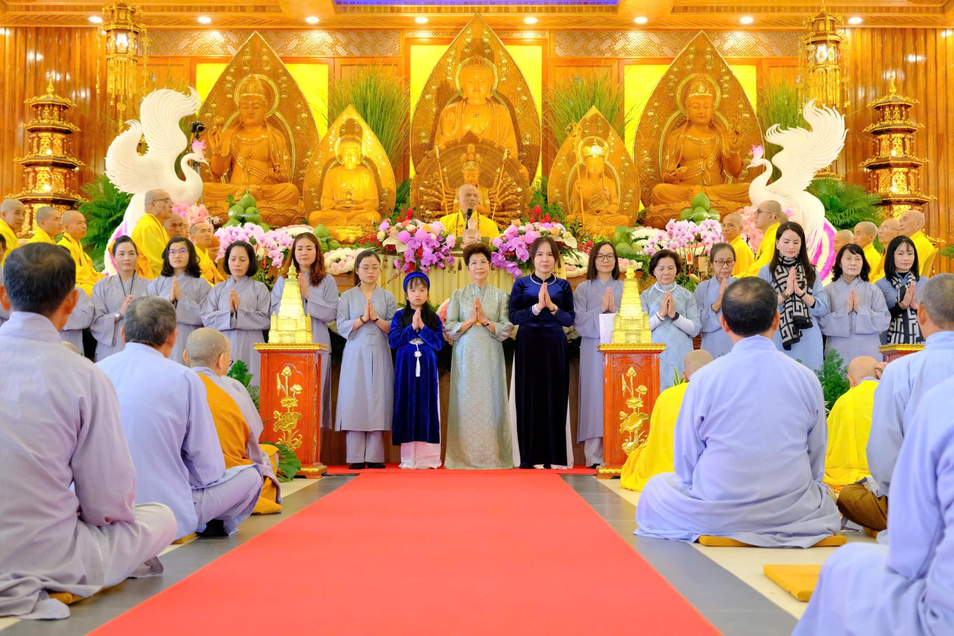 cung-duong-trai-tang-le-tat-nien-2024-chua-quan-the-am-ngay-20-12-giap-thin-al-chua-quan-the-am-duc-trong-lam-dong-8.jpg