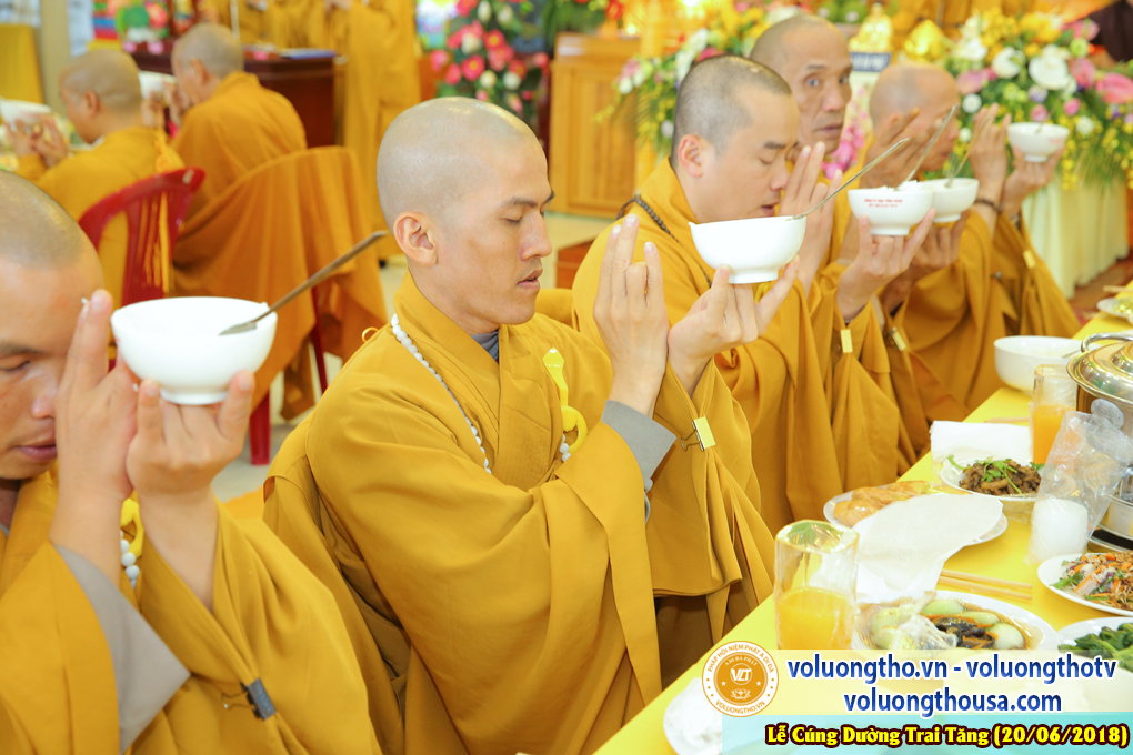 cung-duong-trai-tang-tai-chua-quan-the-am-ngay-20-6-2018-chua-quan-the-am-duc-trong-lam-dong-26.jpg