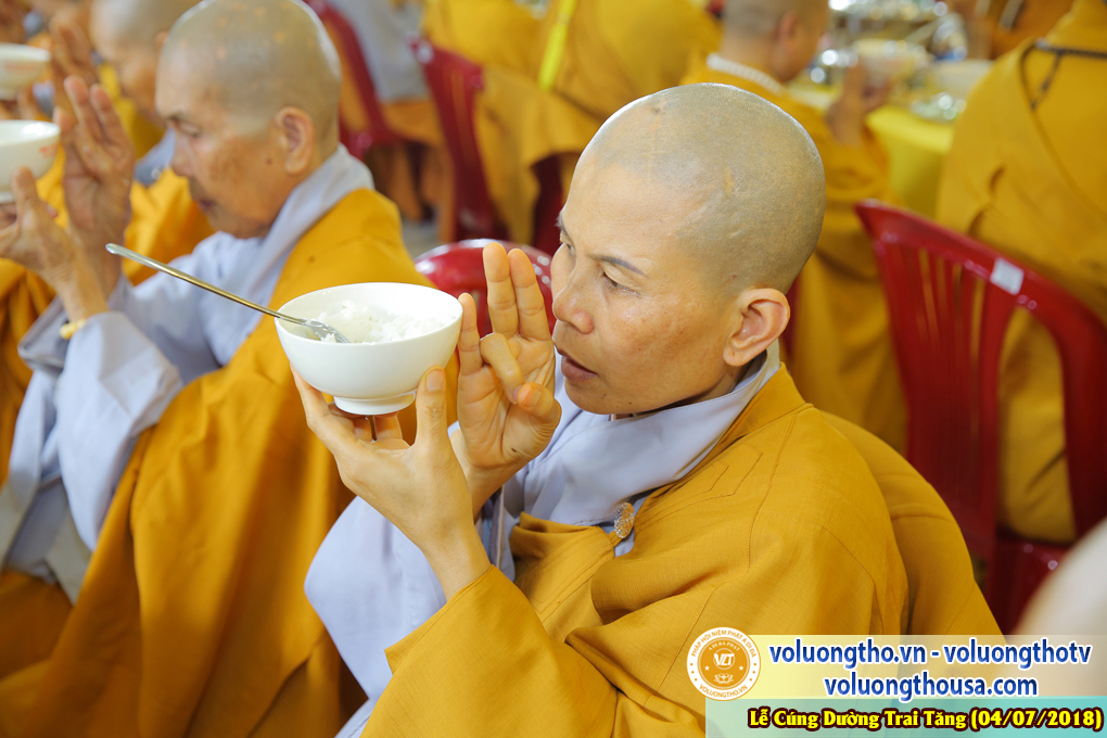 cung-duong-trai-tang-tai-chua-quan-the-am-ngay-4-7-2018-chua-quan-the-am-duc-trong-lam-dong-31.jpg