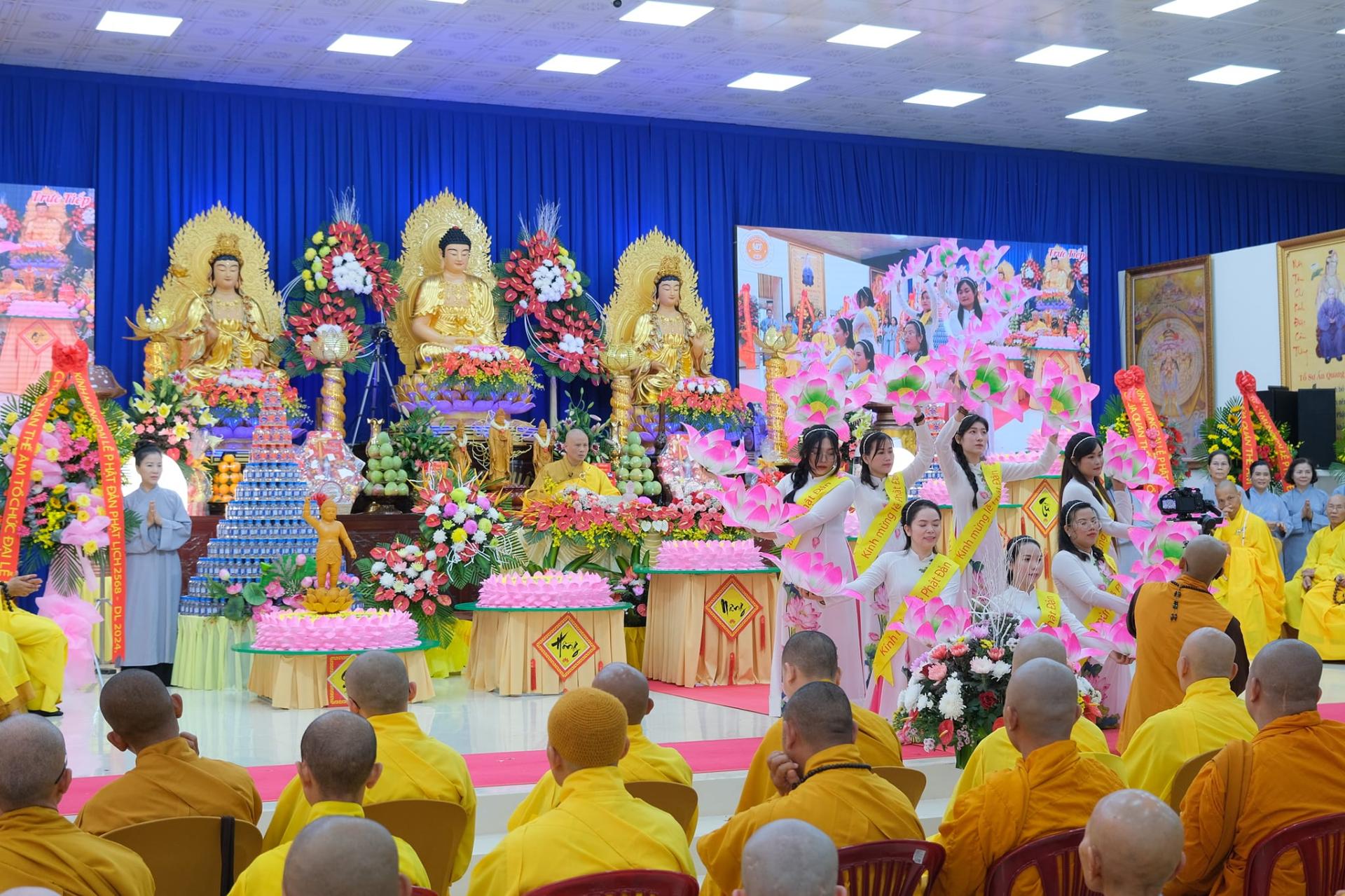 giang-phap-buoi-phat-dan-ngay-19-5-2024-ngay-12-4-giap-thin-chua-quan-the-am-duc-trong-lam-dong-12.jpg