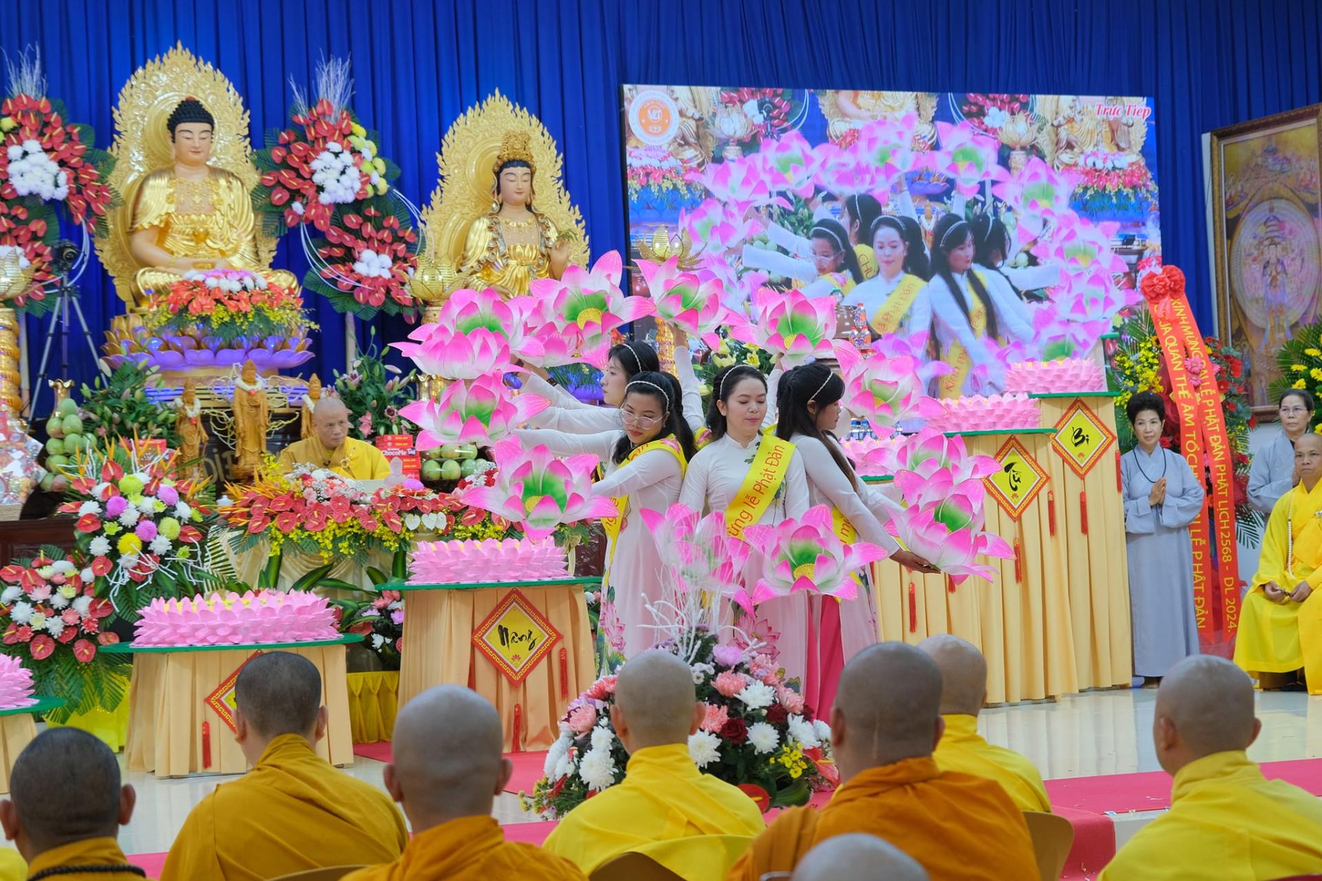 giang-phap-buoi-phat-dan-ngay-19-5-2024-ngay-12-4-giap-thin-chua-quan-the-am-duc-trong-lam-dong-14.jpg
