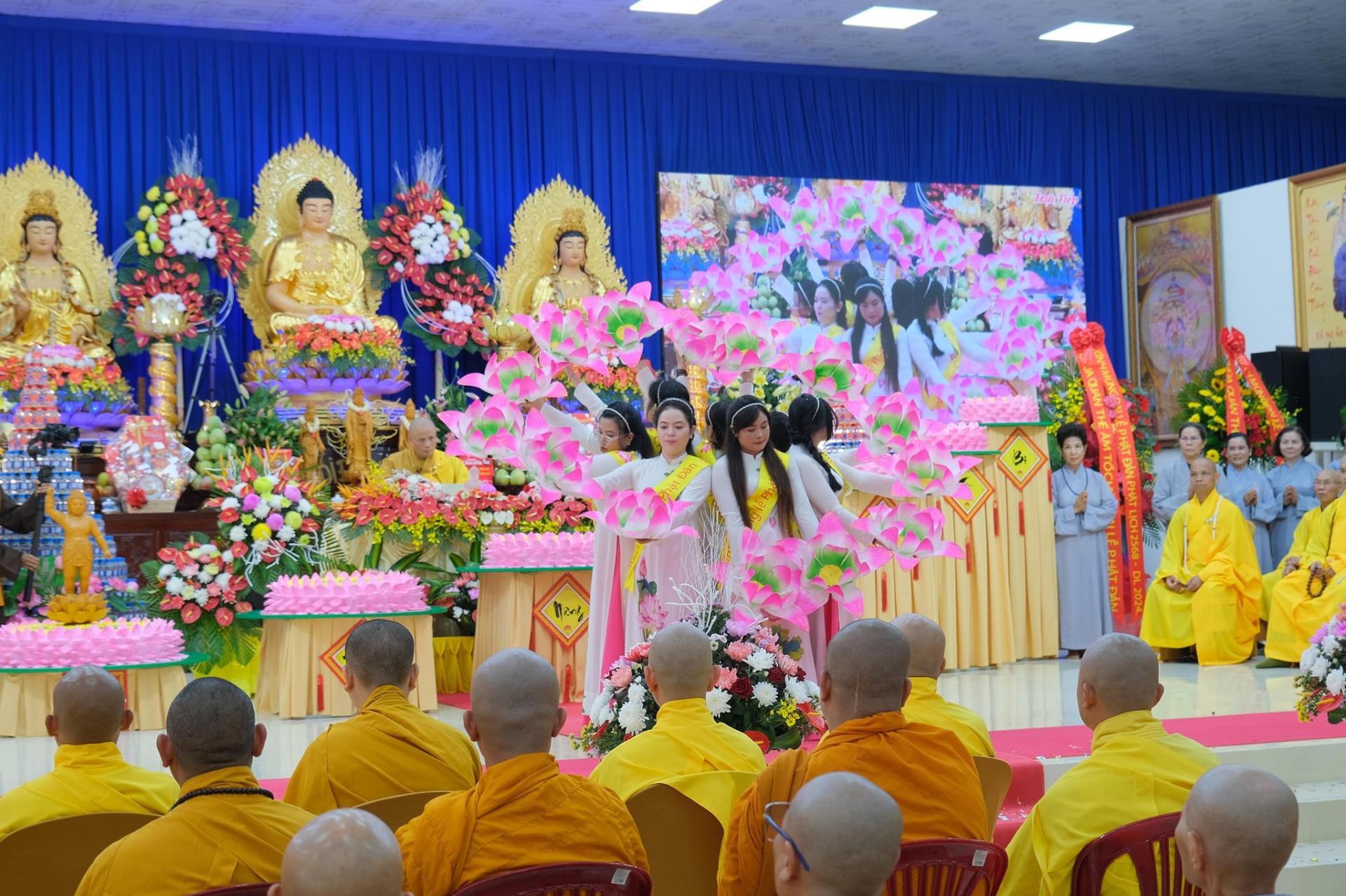 giang-phap-buoi-phat-dan-ngay-19-5-2024-ngay-12-4-giap-thin-chua-quan-the-am-duc-trong-lam-dong-15.jpg