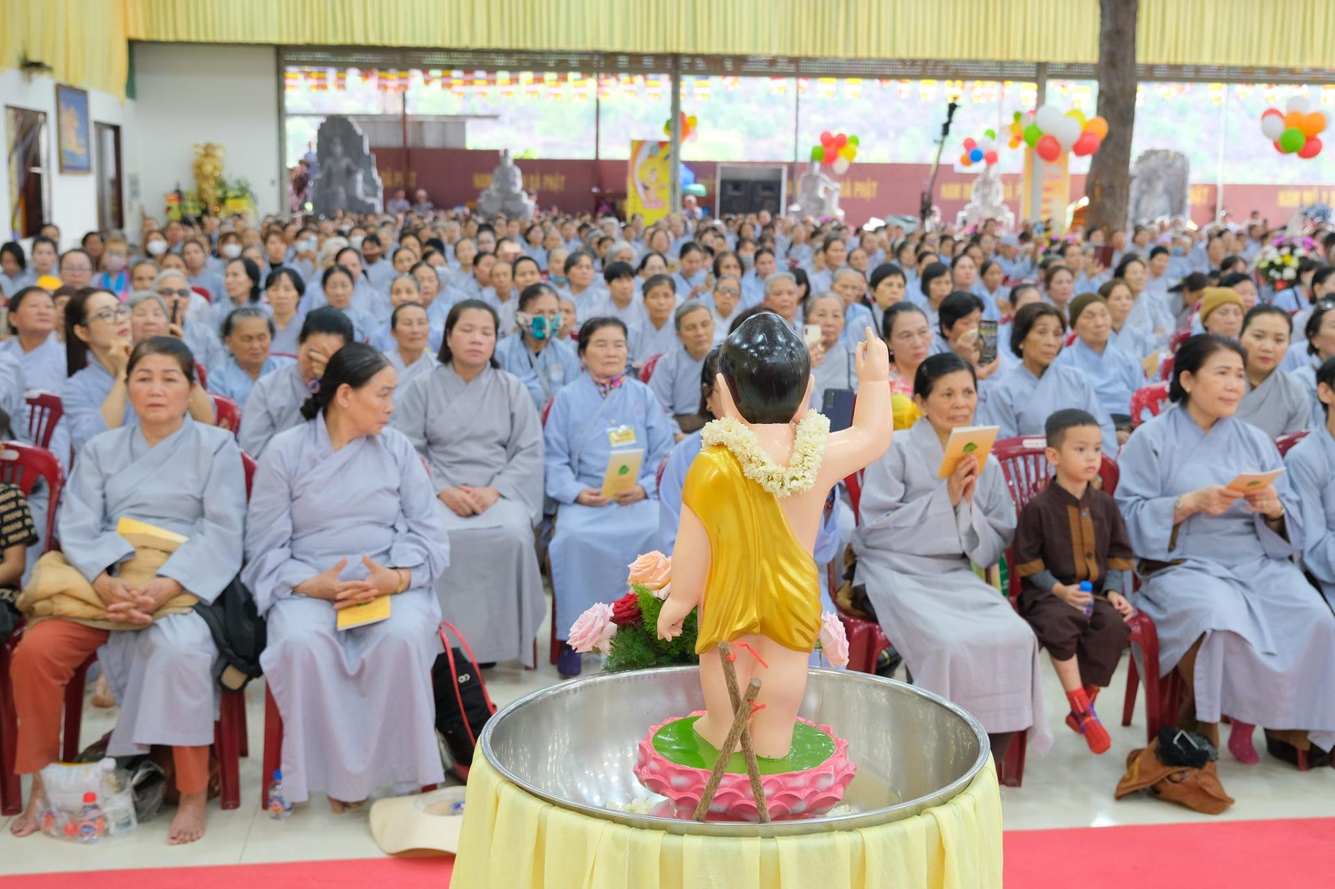 giang-phap-buoi-phat-dan-ngay-19-5-2024-ngay-12-4-giap-thin-chua-quan-the-am-duc-trong-lam-dong-16.jpg