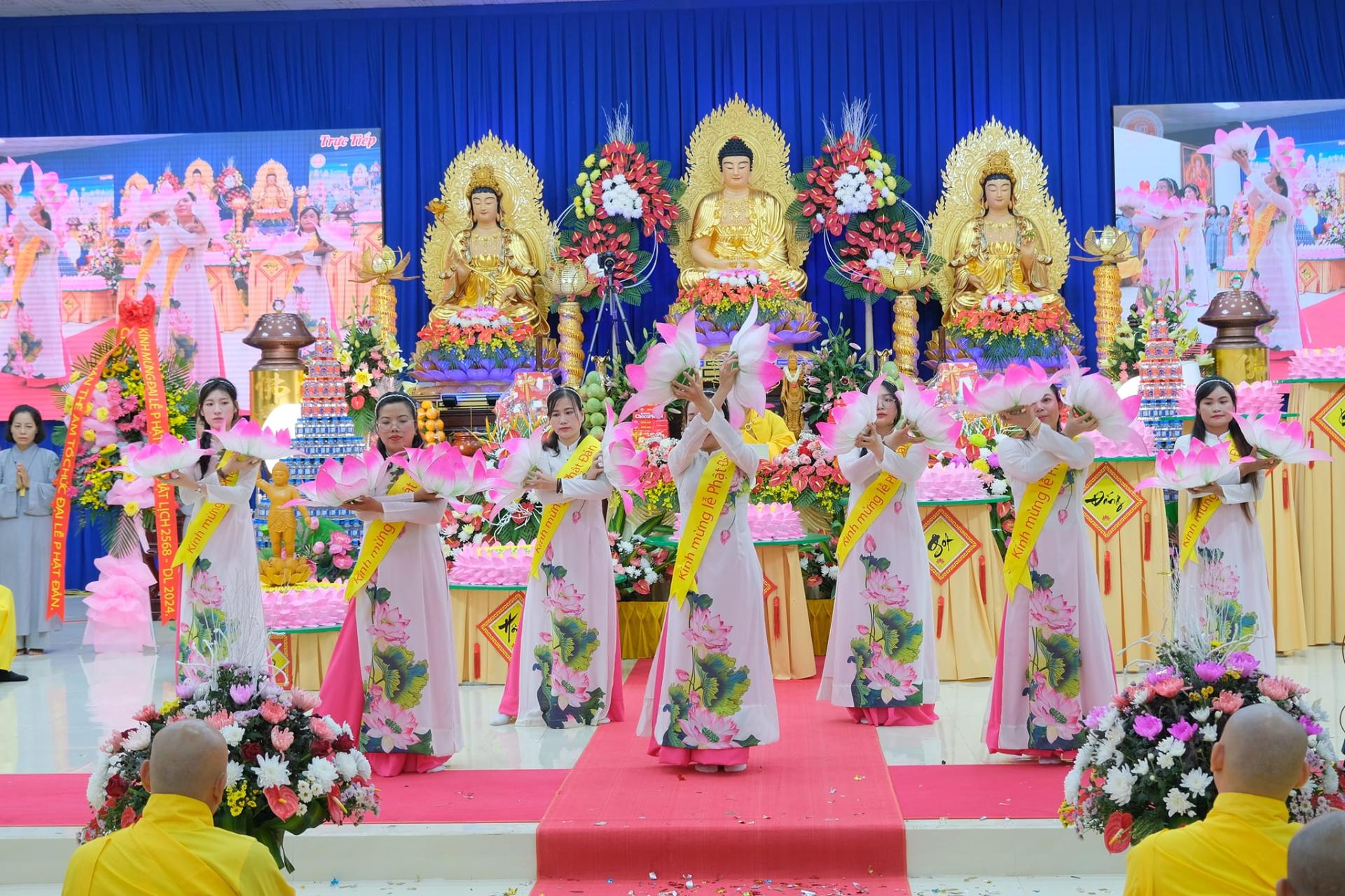giang-phap-buoi-phat-dan-ngay-19-5-2024-ngay-12-4-giap-thin-chua-quan-the-am-duc-trong-lam-dong-17.jpg
