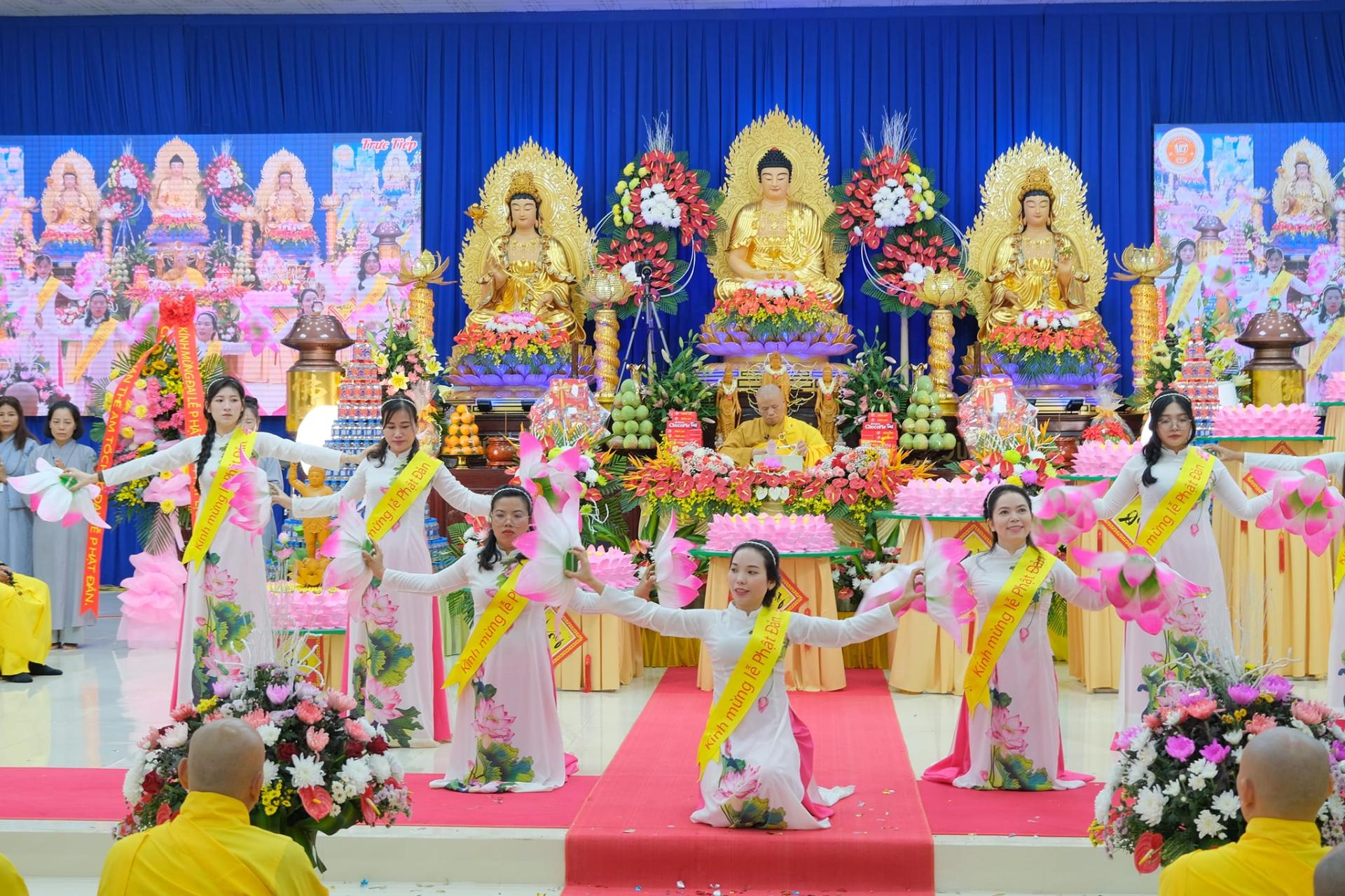 giang-phap-buoi-phat-dan-ngay-19-5-2024-ngay-12-4-giap-thin-chua-quan-the-am-duc-trong-lam-dong-18.jpg