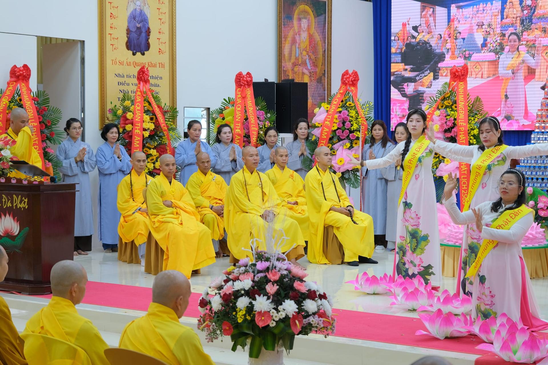 giang-phap-buoi-phat-dan-ngay-19-5-2024-ngay-12-4-giap-thin-chua-quan-the-am-duc-trong-lam-dong-19.jpg